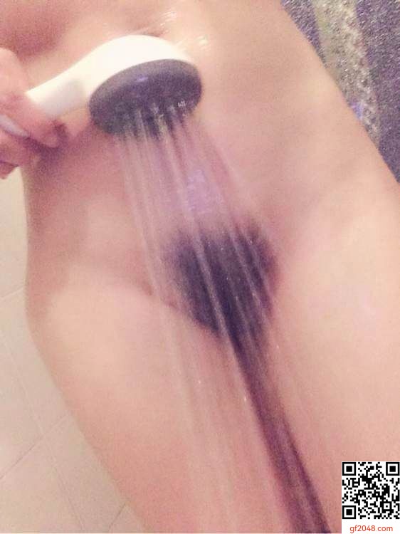 粉木耳的妹子在浴室洗澡自拍