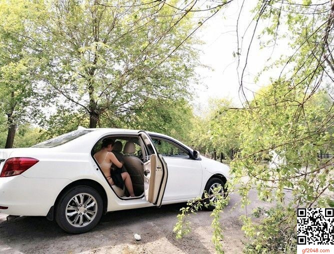 和很風騷少婦車上玩