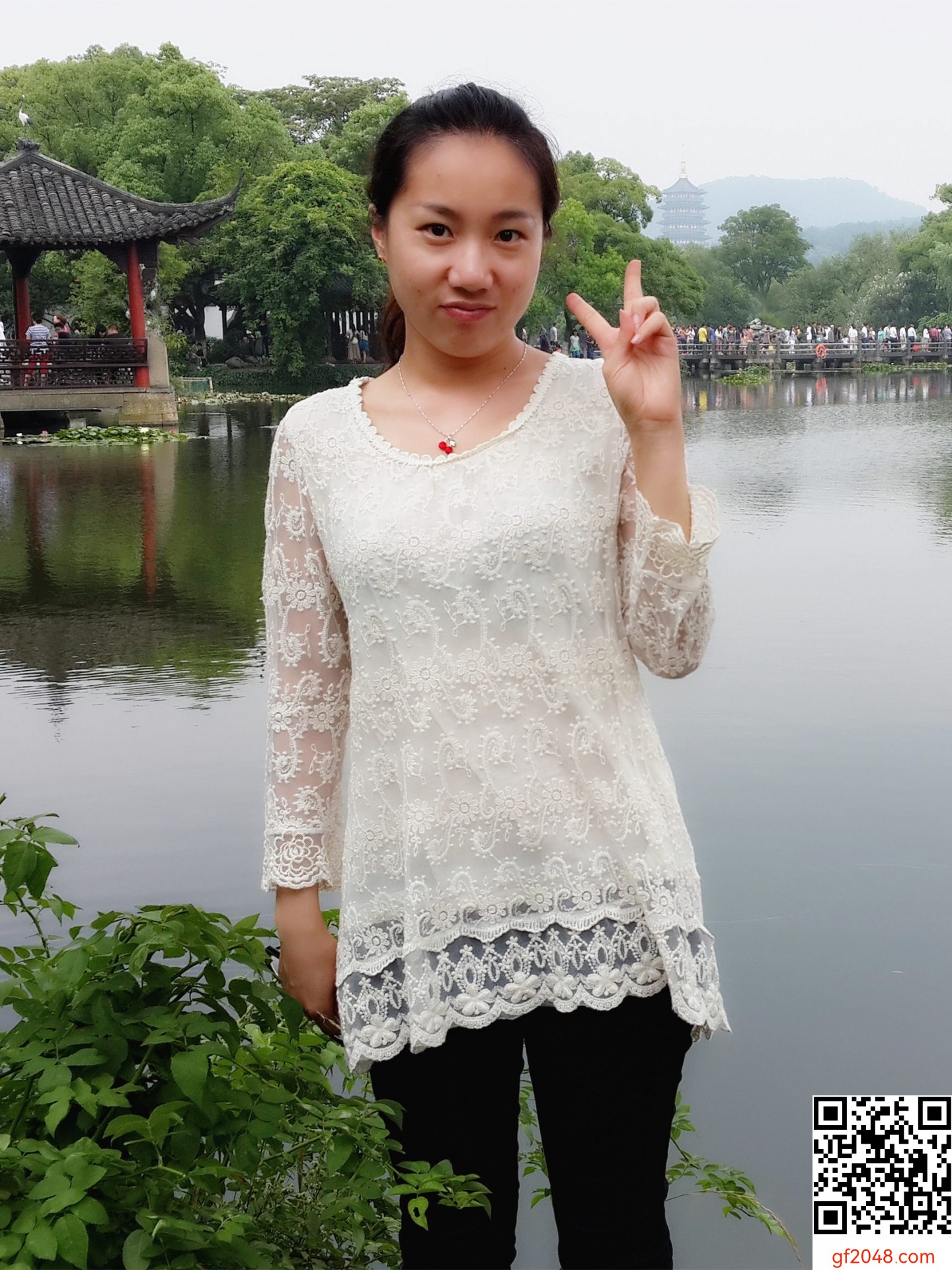 我老婆劉珊，剃了毛再掰開看，很漂亮