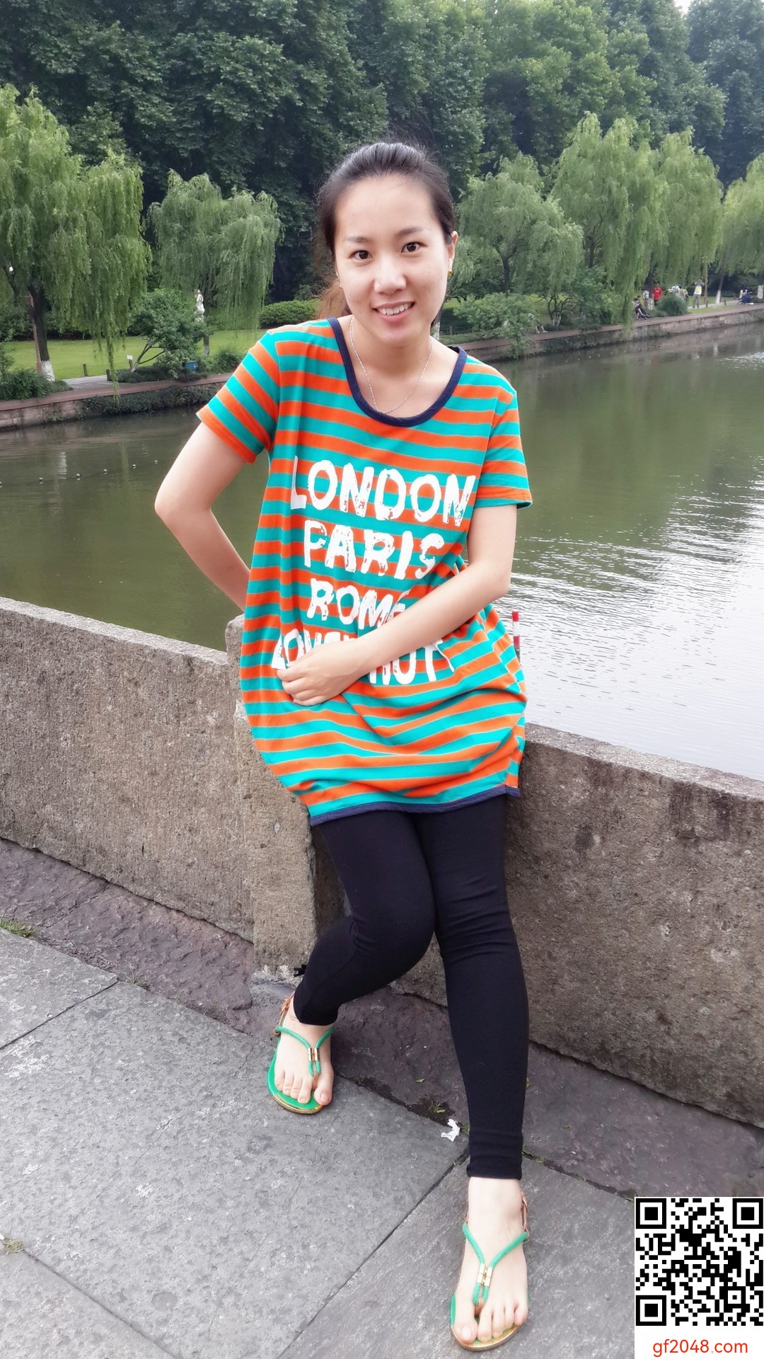 我老婆劉珊，剃了毛再掰開看，很漂亮