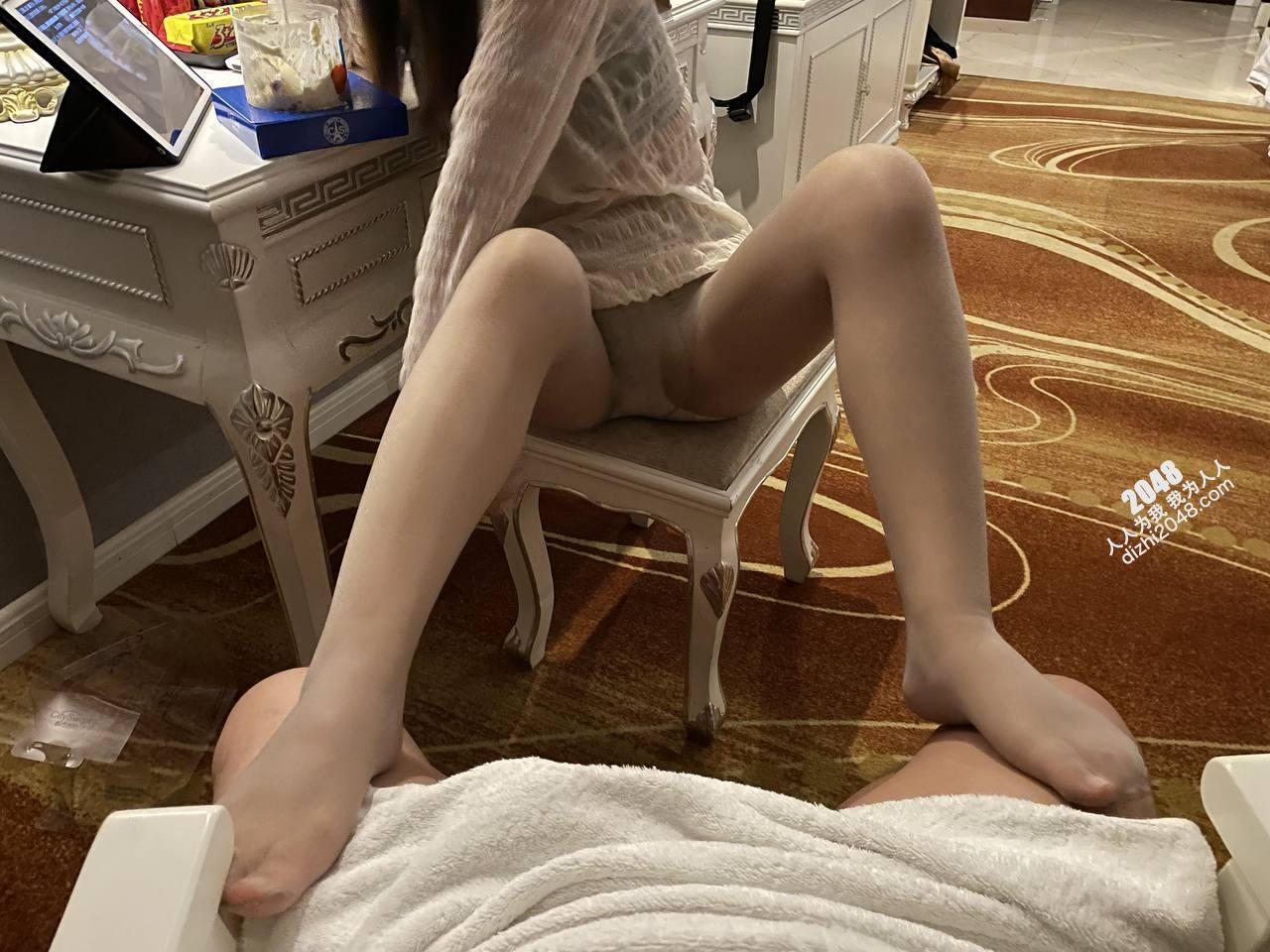 让不情愿的小母狗给我足交【30P】