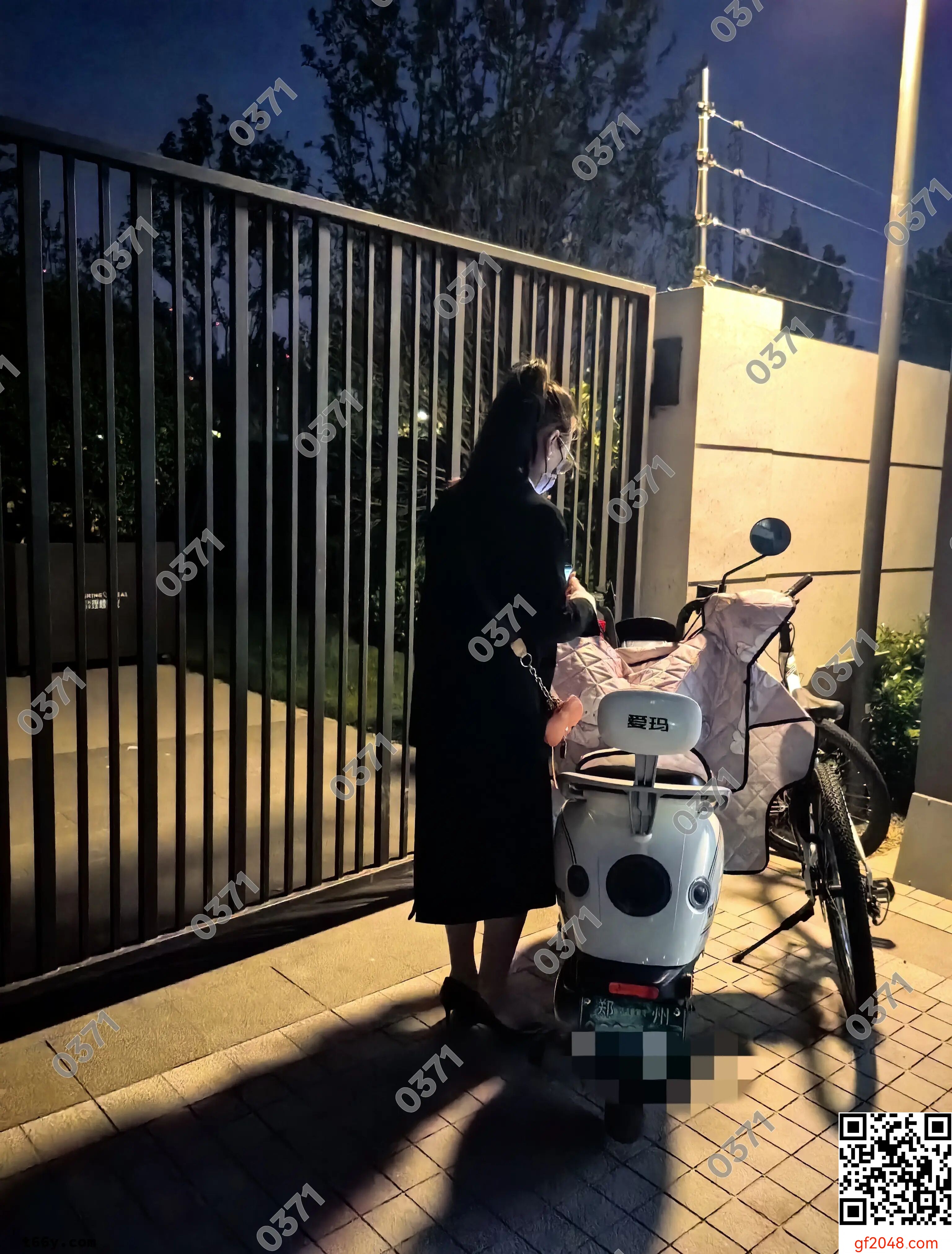 [虎哥代发]0371 晚上小区偶遇小少妇 钞能力释放小母狗的本性[10P]