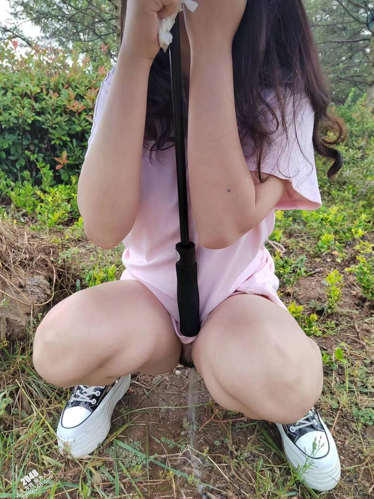 一只骚母狗的野外露出还要撒尿{15P}