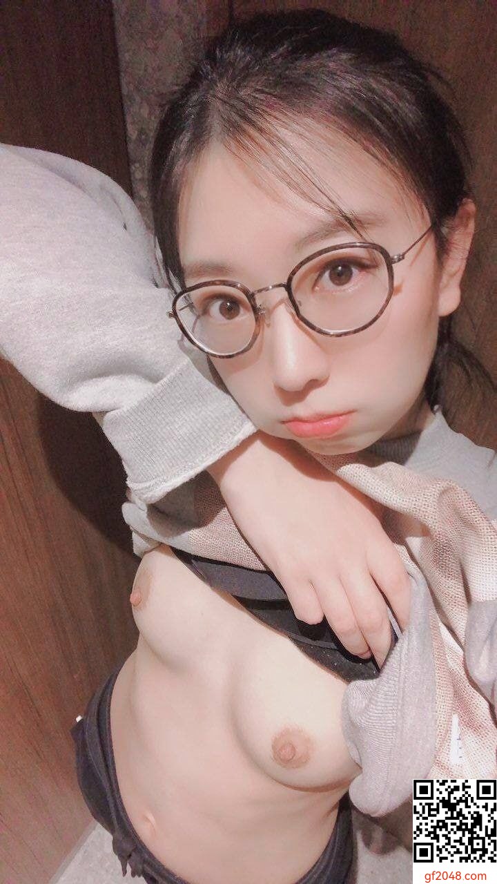 戴眼镜的小妹妹想不到这么骚[10P]