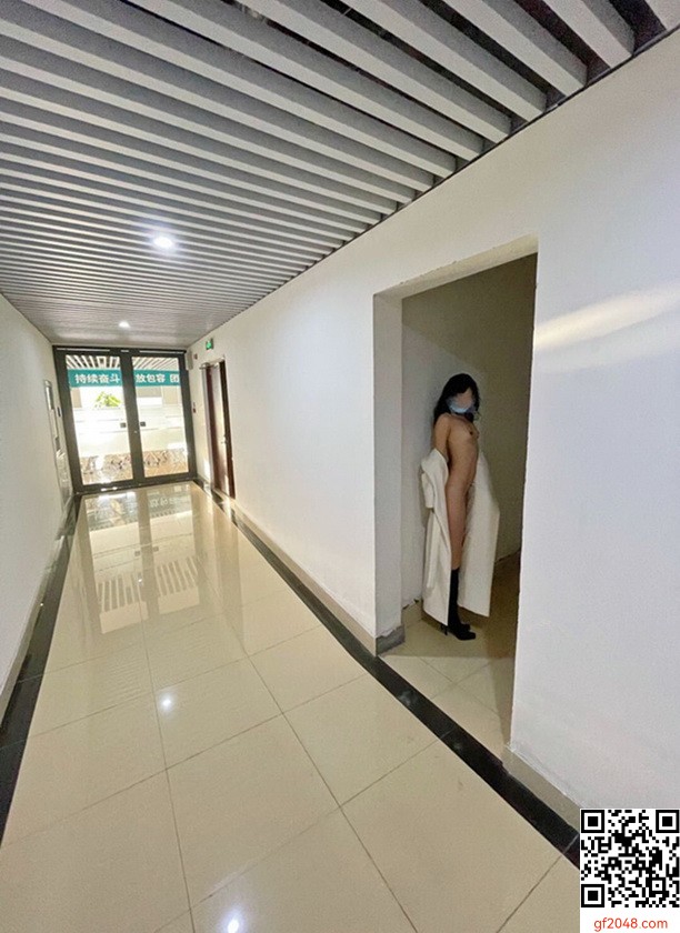 高挑女模露出自拍～超火辣[13P]