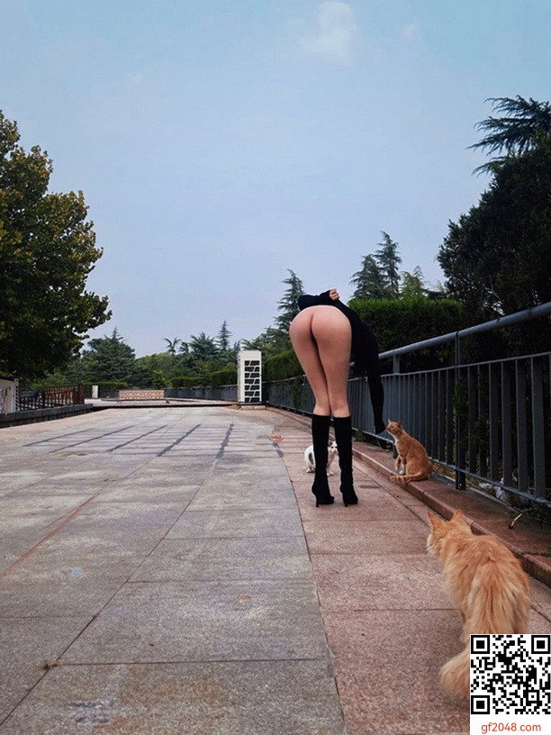 高挑女模露出自拍～超火辣[13P]