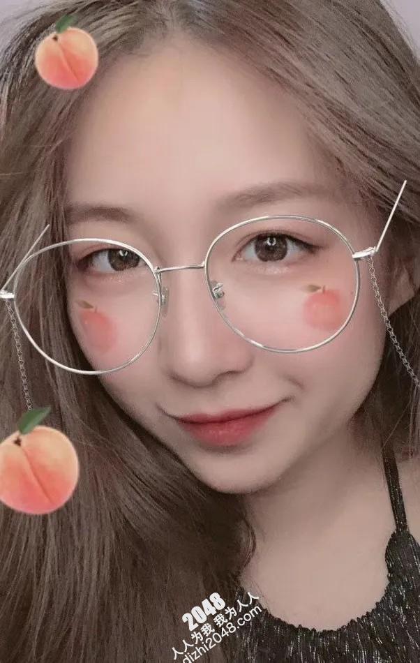 妹子掰穴漏乳看的很骚[20P]
