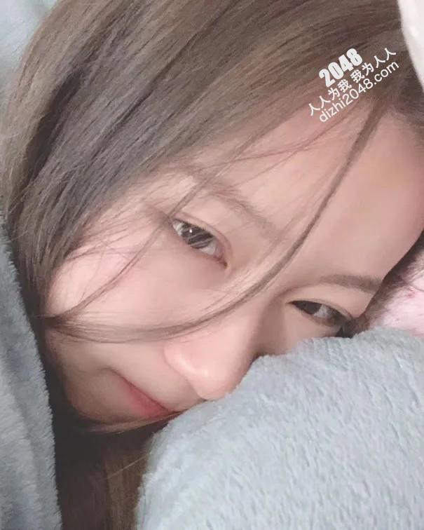 妹子掰穴漏乳看的很骚[20P]