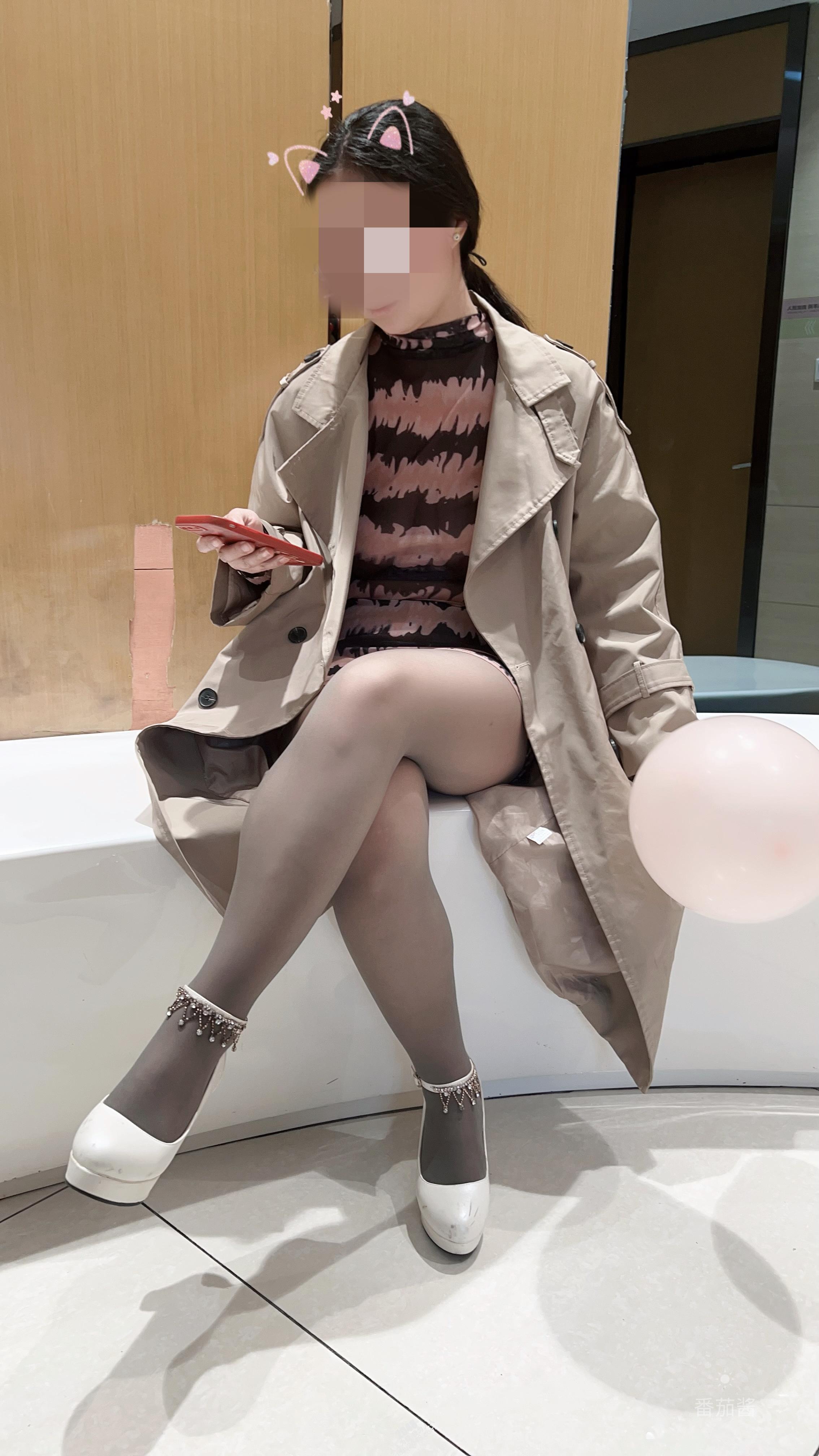 骚妻透视装露出，真空展示大乳晕[19P]