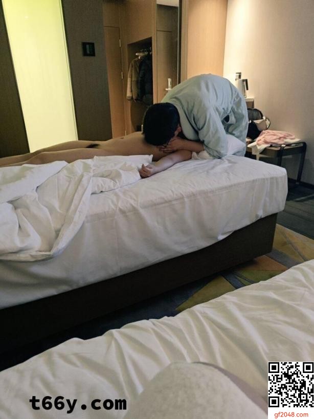 自己边看边打飞机[23P]