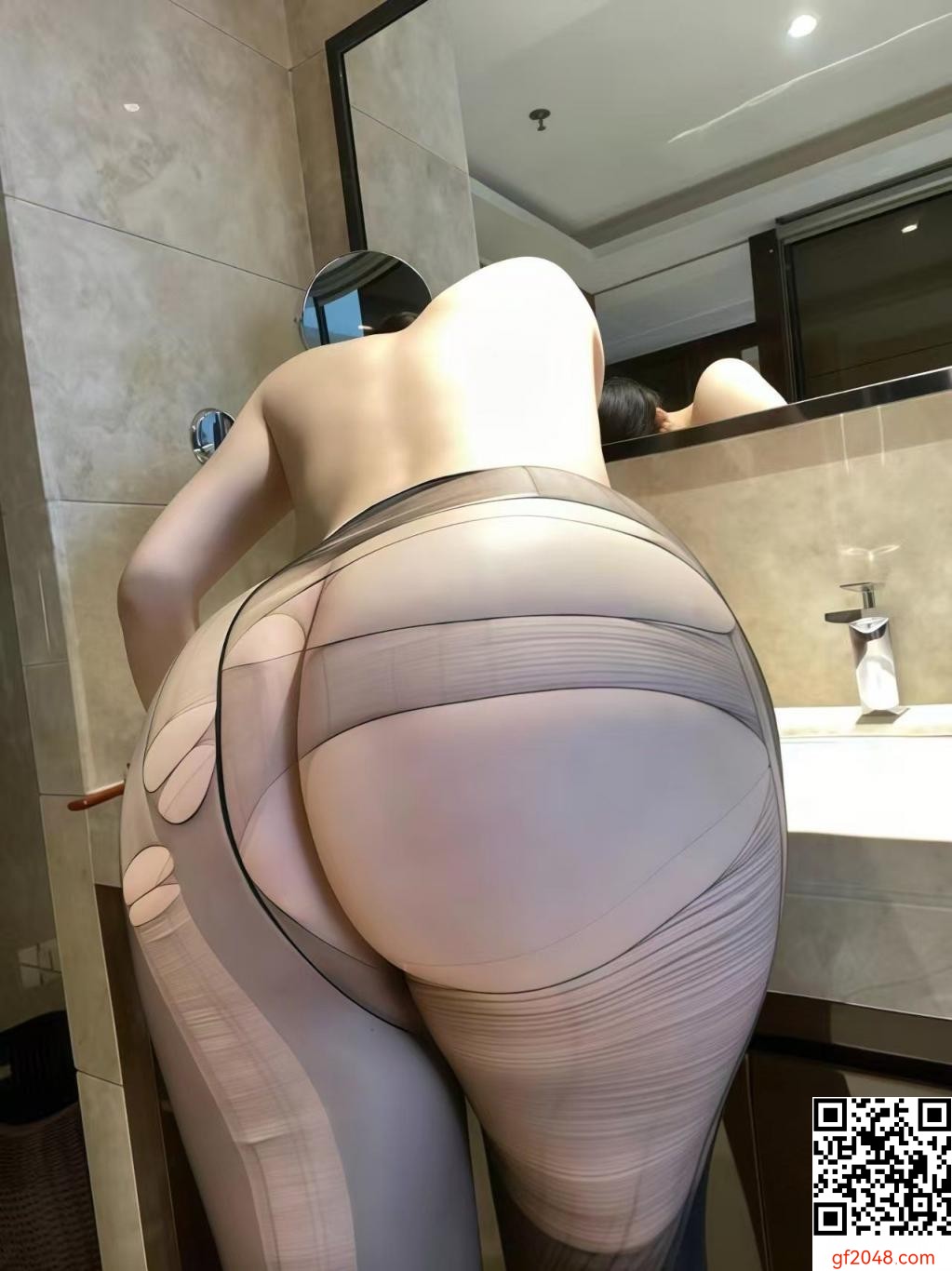 美丽女网友的翘臀[5P]