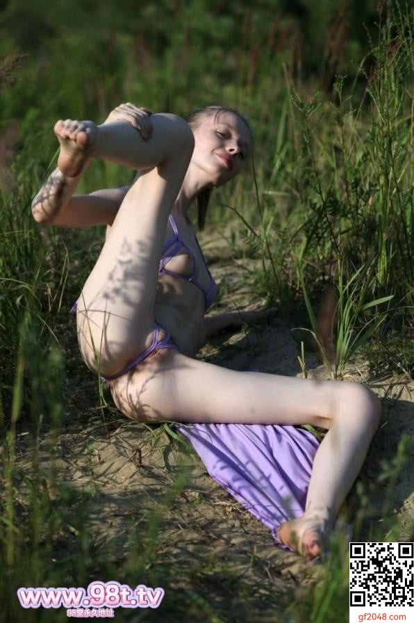 性感纤细身材的美女，鼓胀毛发浓密的私处[30P]