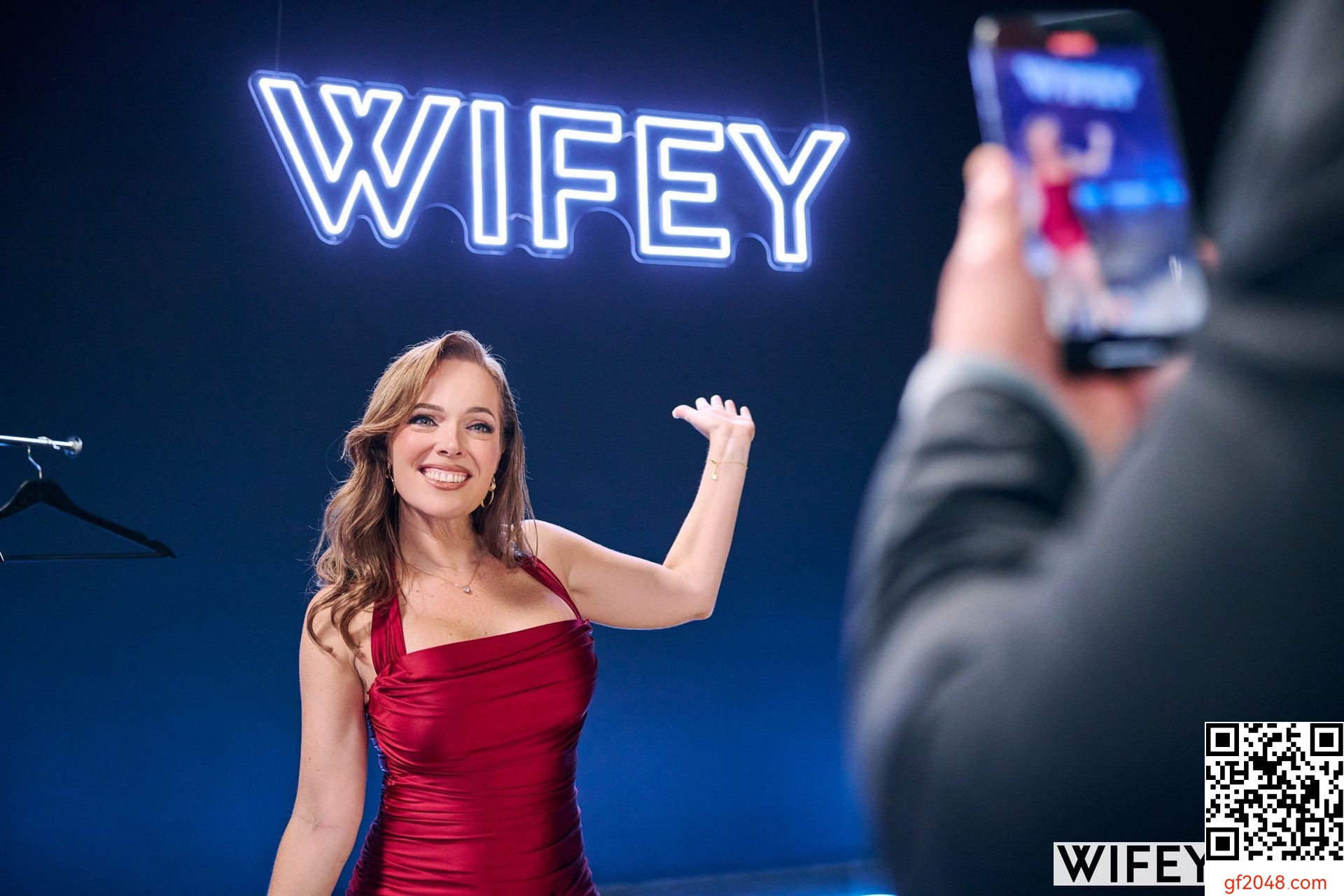 [Wifey] Amy Lynne - Stunning Hotwife Takes A Huge BBC - 95P