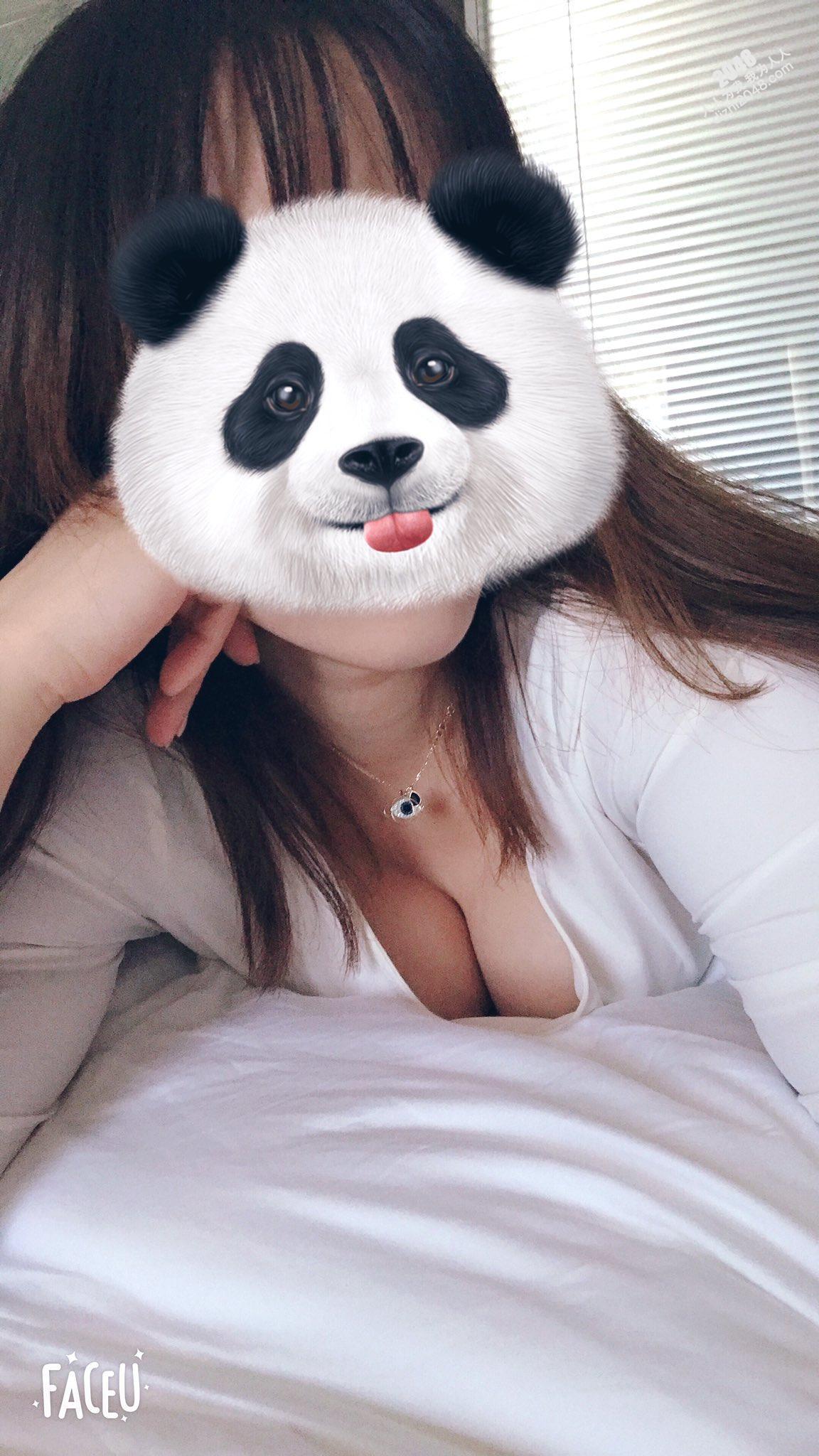 娇妻跪下去就立马变成臣服于主人的骚贱小母狗，最大限度的撅着屁股被后入30P