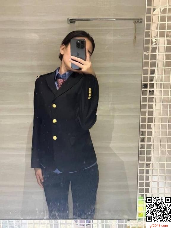 看美女脱掉制服[10P]