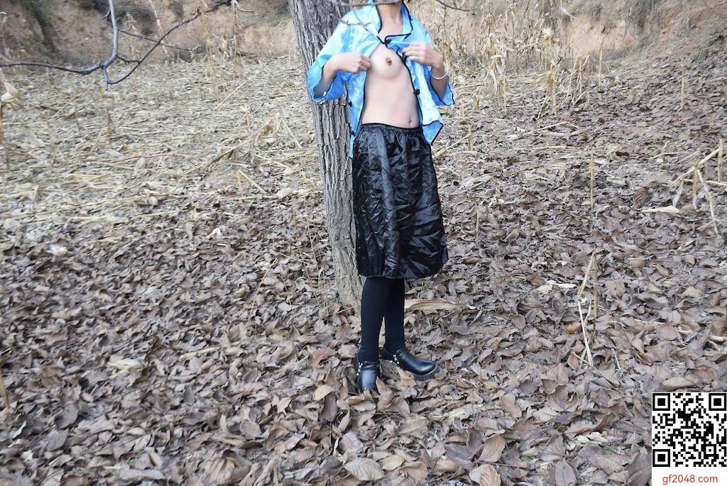 白皙少婦穿旗袍野外大膽露出 [14P]