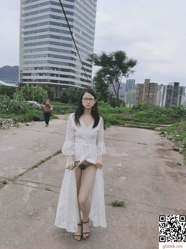 據菸酒表明戴眼鏡的妹子比不戴的更騷  (11P)