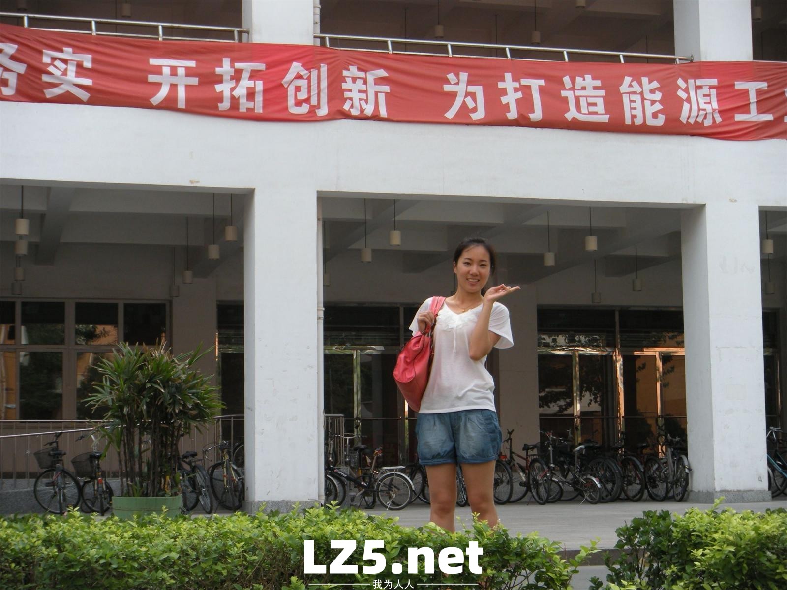 一个30岁的大屁股少妇，在自己就可以拿玩具玩穴了，非常值得偷情的极品反差婊[233P]