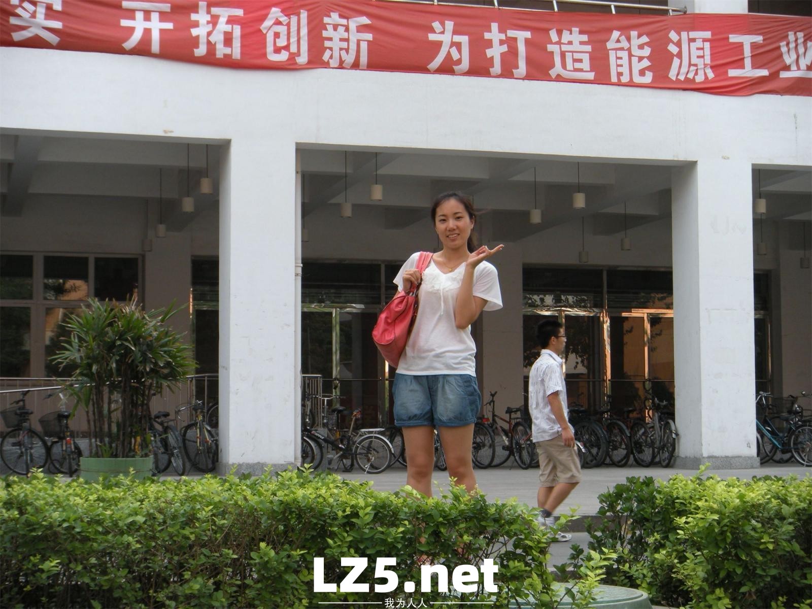 一个30岁的大屁股少妇，在自己就可以拿玩具玩穴了，非常值得偷情的极品反差婊[233P]