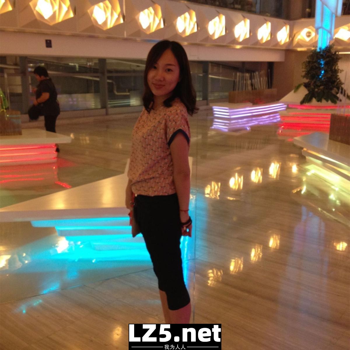 一个30岁的大屁股少妇，在自己就可以拿玩具玩穴了，非常值得偷情的极品反差婊[233P]