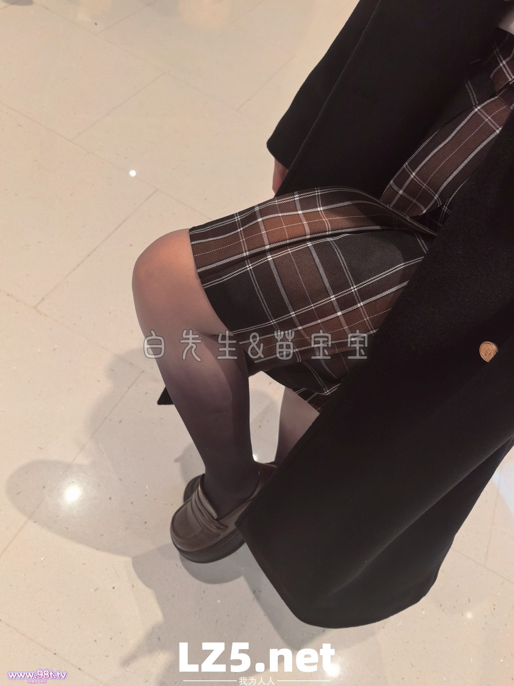 JK萝莉、渐变色黑丝，入冬之后开始裹厚厚的小骚苗【19P+4GIF】
