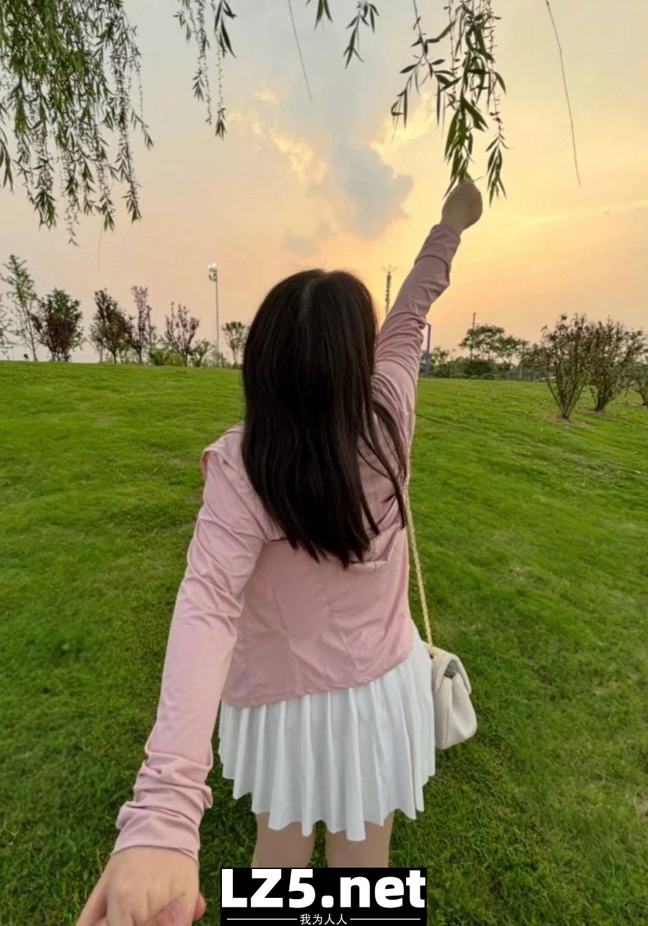大屁股並且很騷的女同事  (29P)
