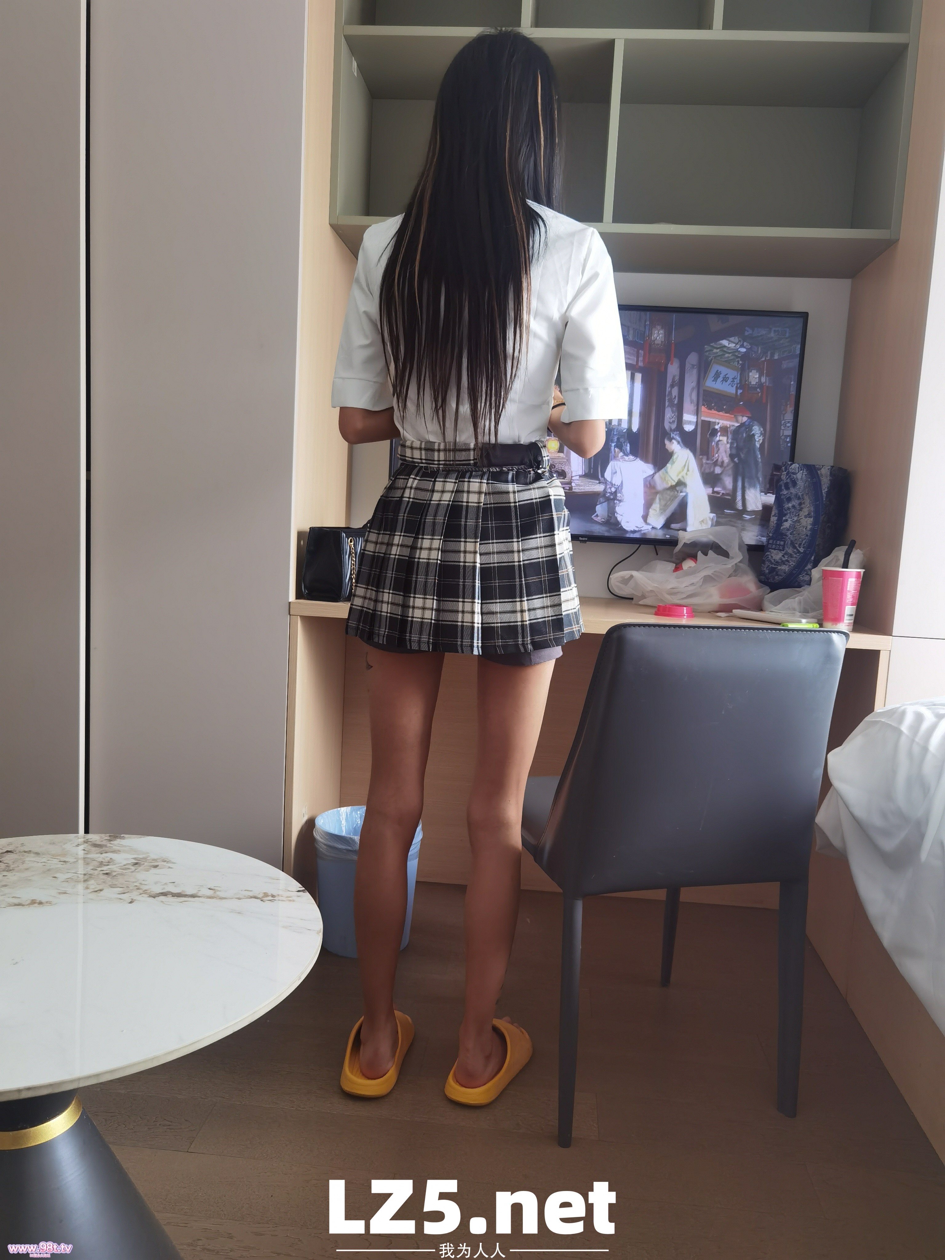 冠绝堂里的顶级美腿 清纯JK加笔直超长美腿 极品排骨身材 学妹气息铺面而来 谁能想到私下是个超级骚货小母狗呢【37P+手势验证】