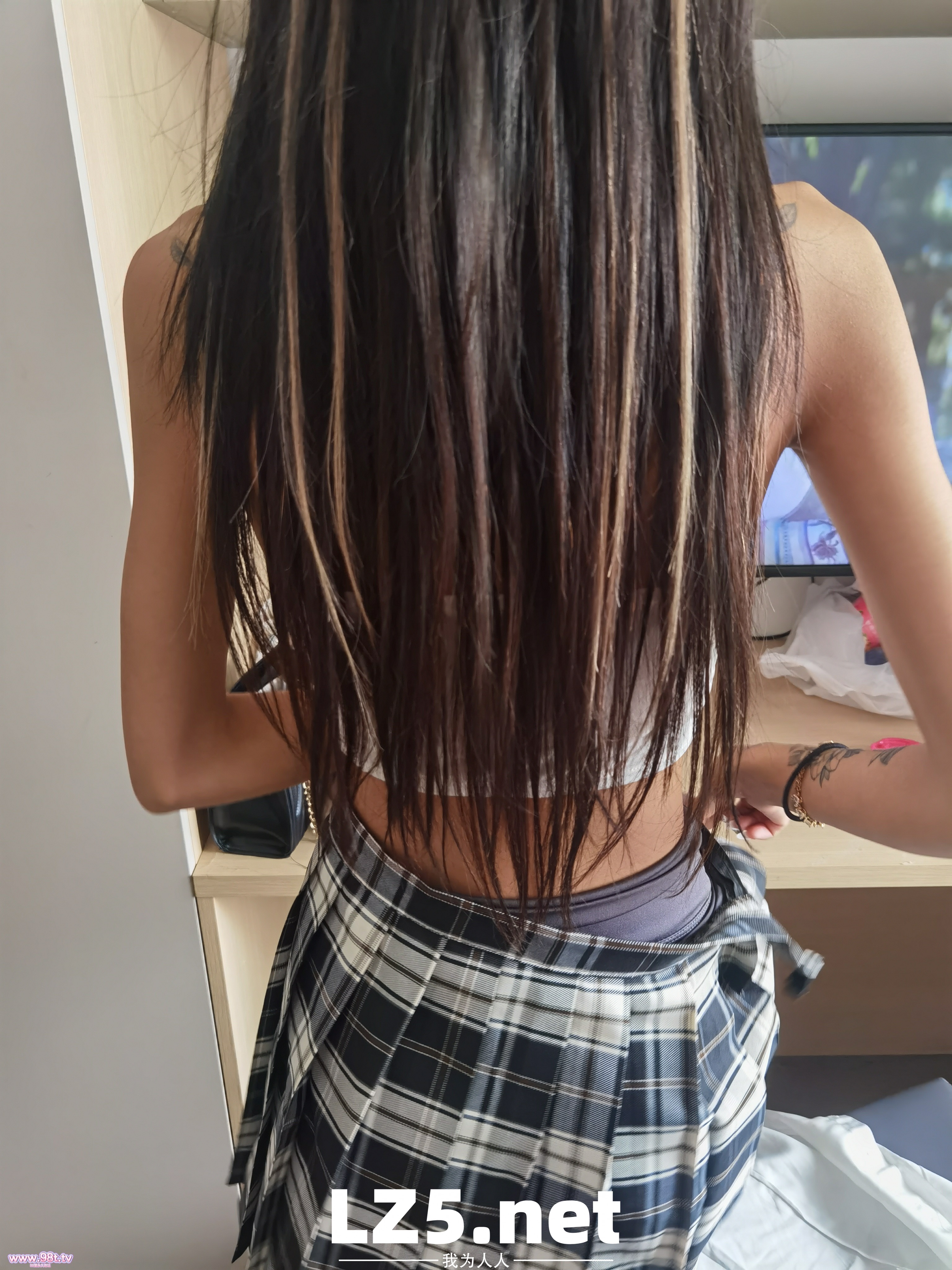 冠绝堂里的顶级美腿 清纯JK加笔直超长美腿 极品排骨身材 学妹气息铺面而来 谁能想到私下是个超级骚货小母狗呢【37P+手势验证】