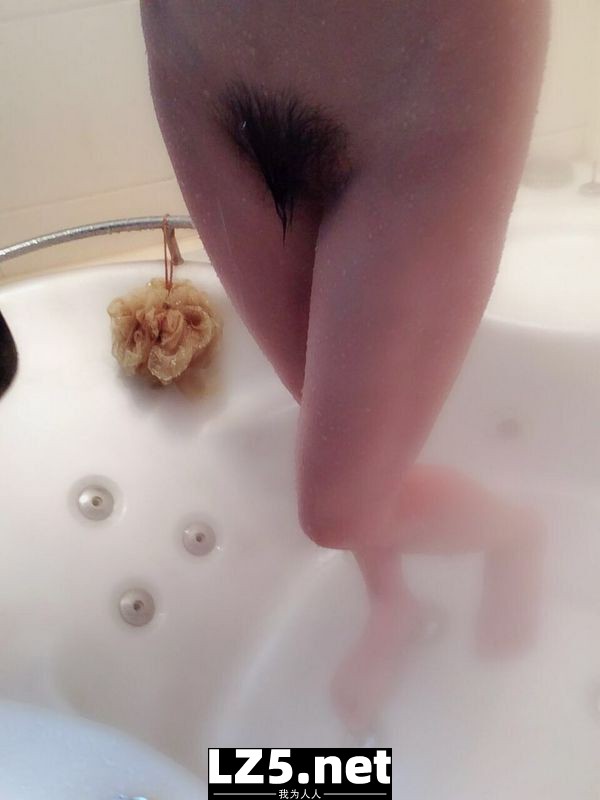 美女洗澡自拍  (24P)