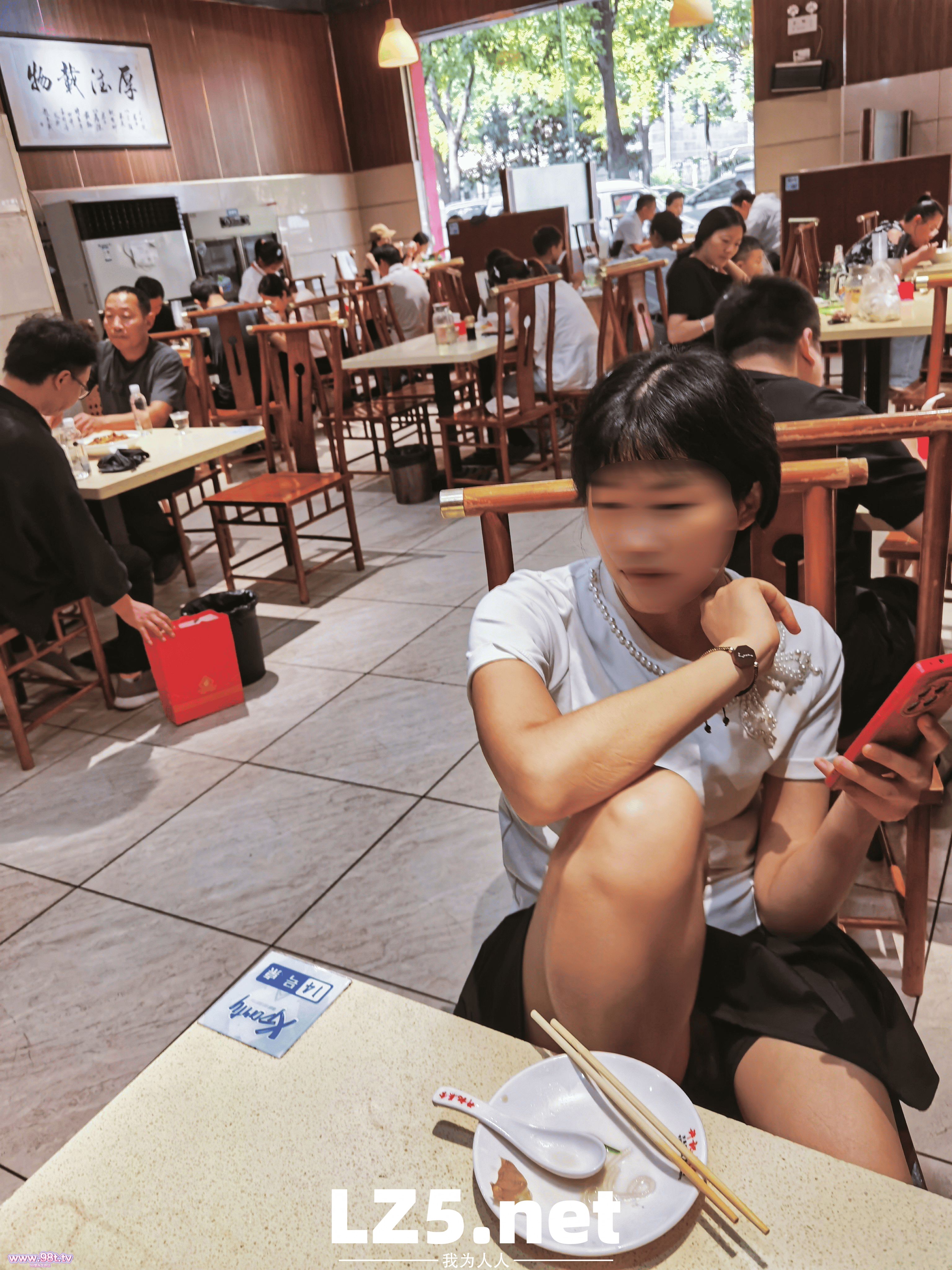 露脸人妻餐厅大胆露出外拍16 【20P】