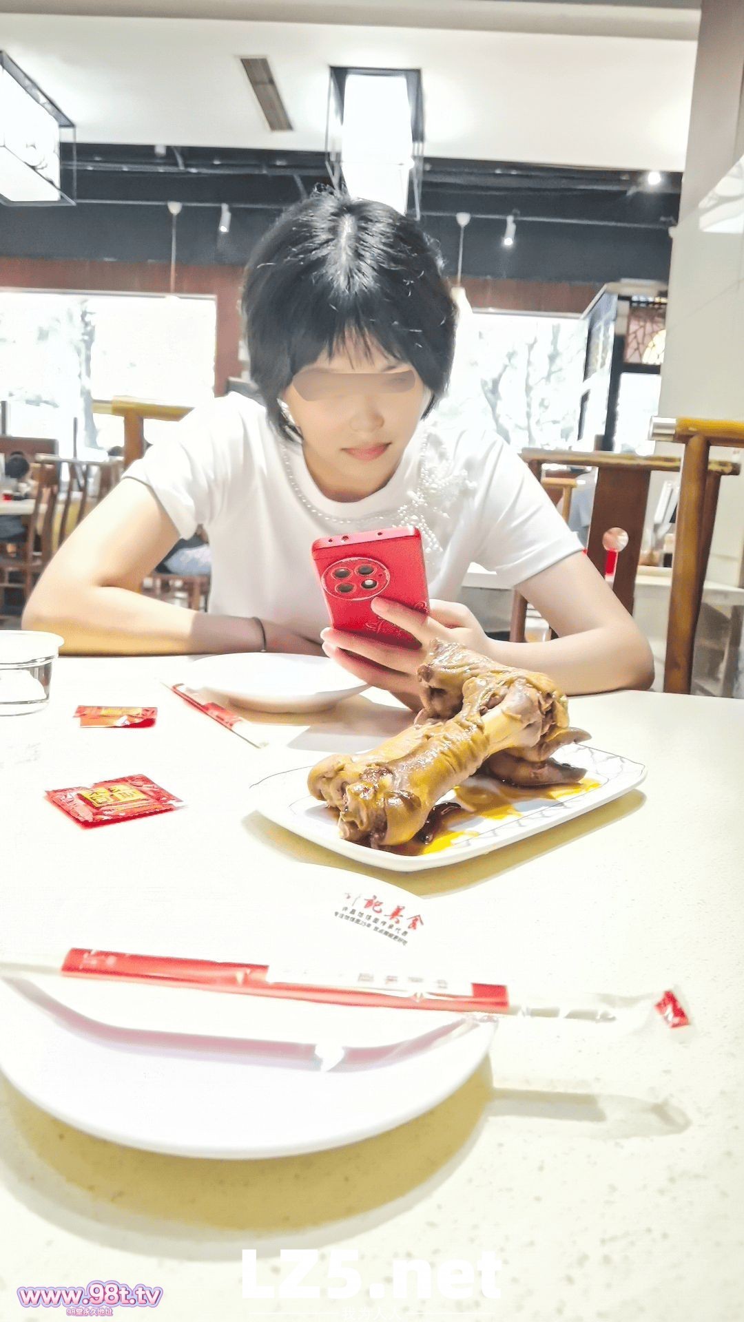 露脸人妻餐厅大胆露出外拍16 【20P】