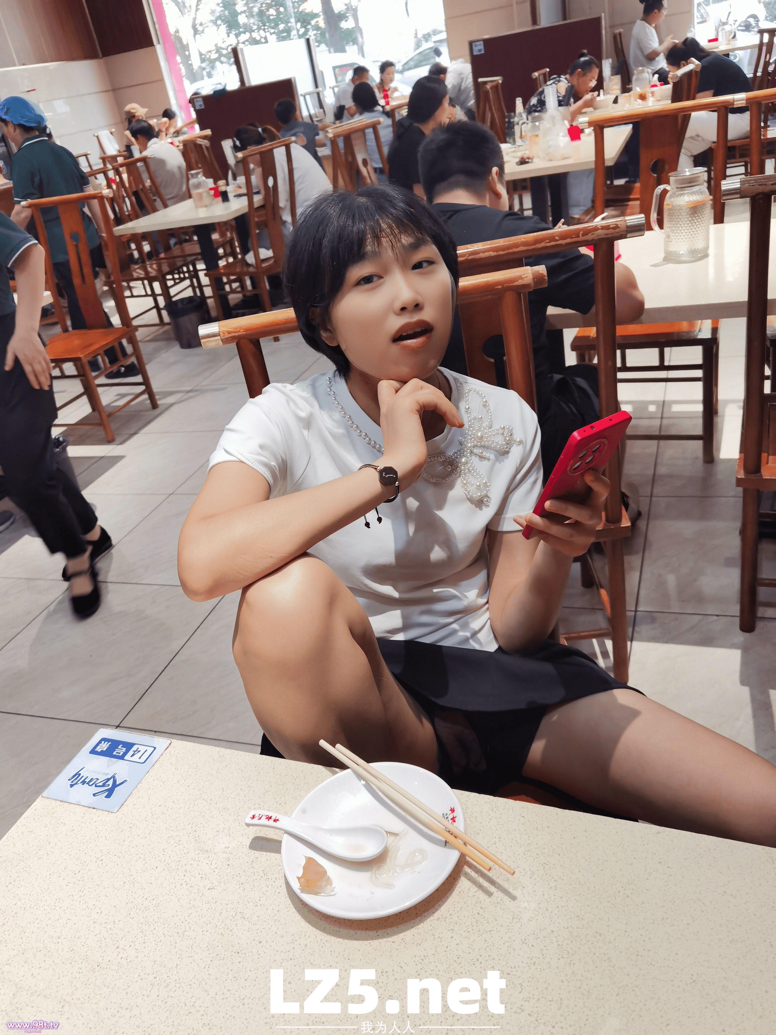 露脸人妻餐厅大胆露出外拍16 【20P】