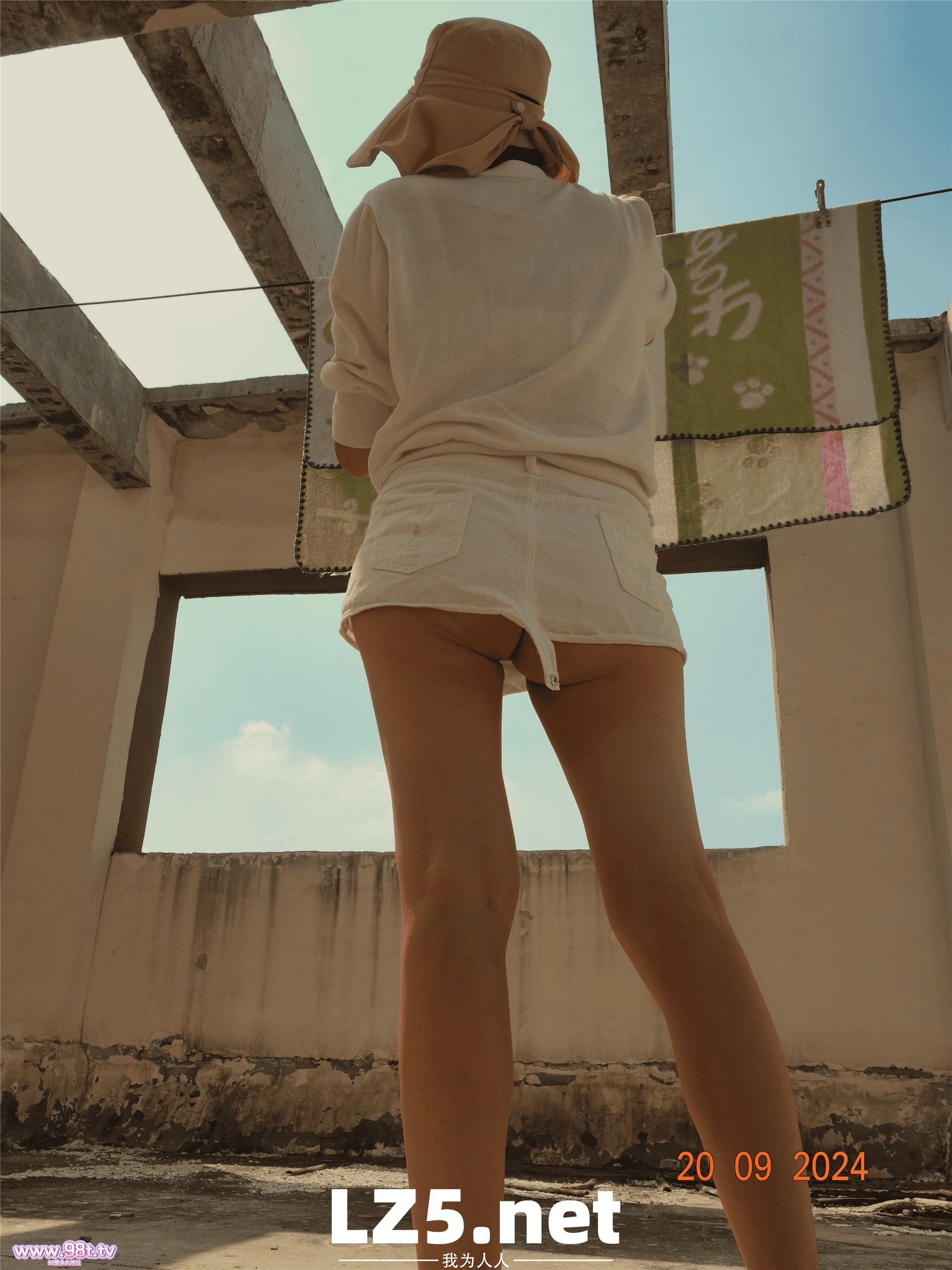 良家楼顶露出晒衣服，专门给对面楼看【60p】
