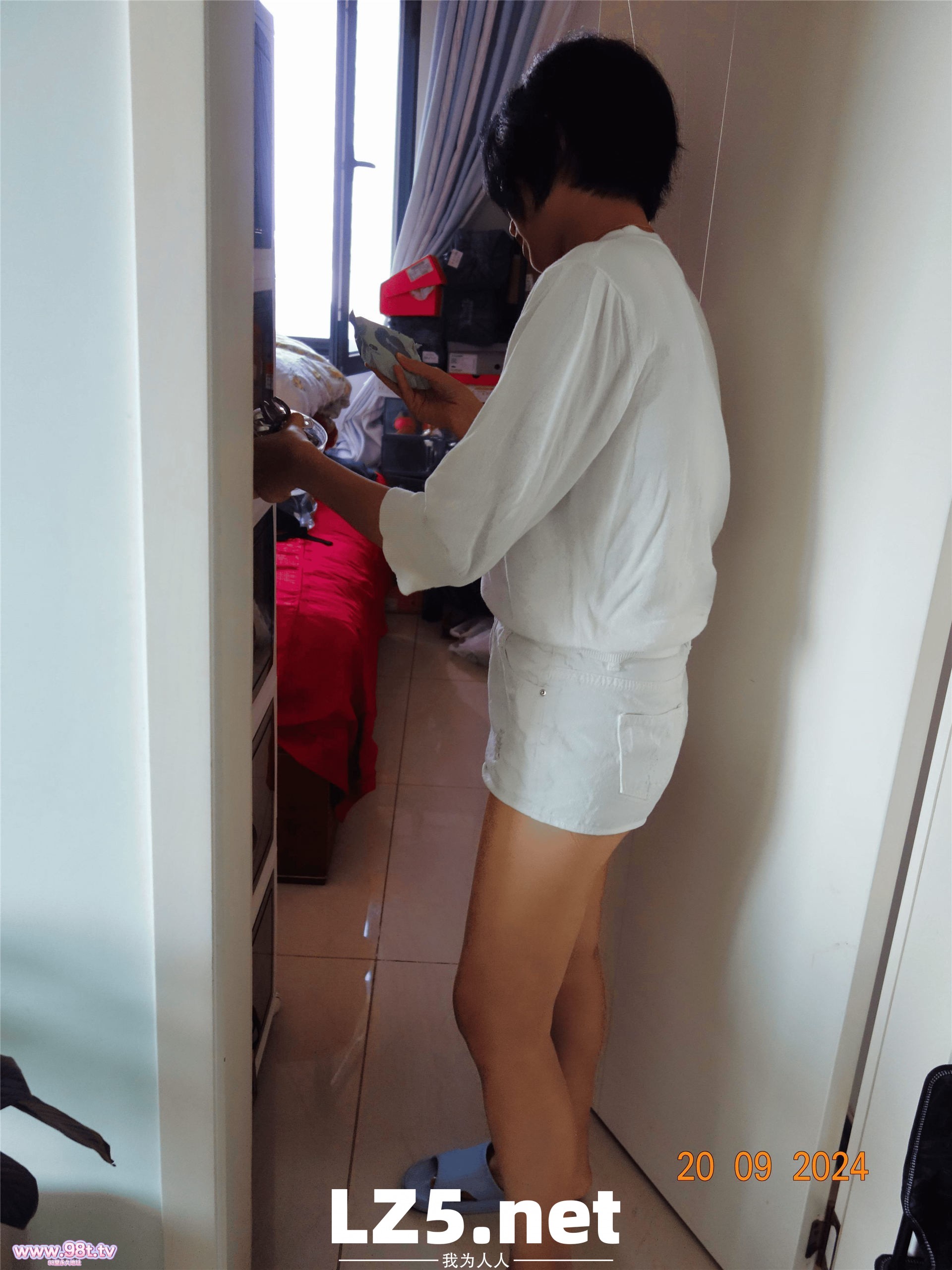 良家楼顶露出晒衣服，专门给对面楼看【60p】