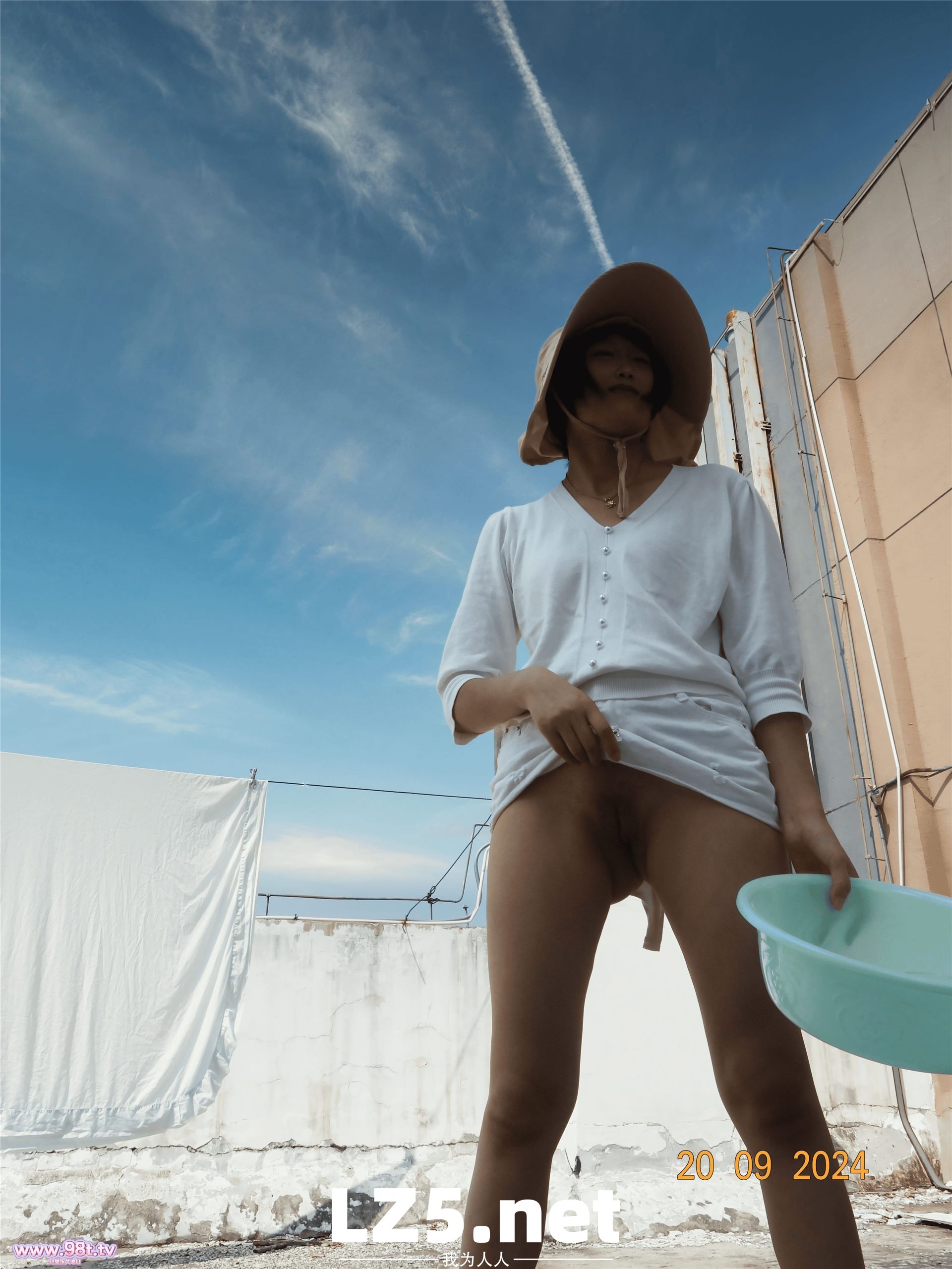良家楼顶露出晒衣服，专门给对面楼看【60p】