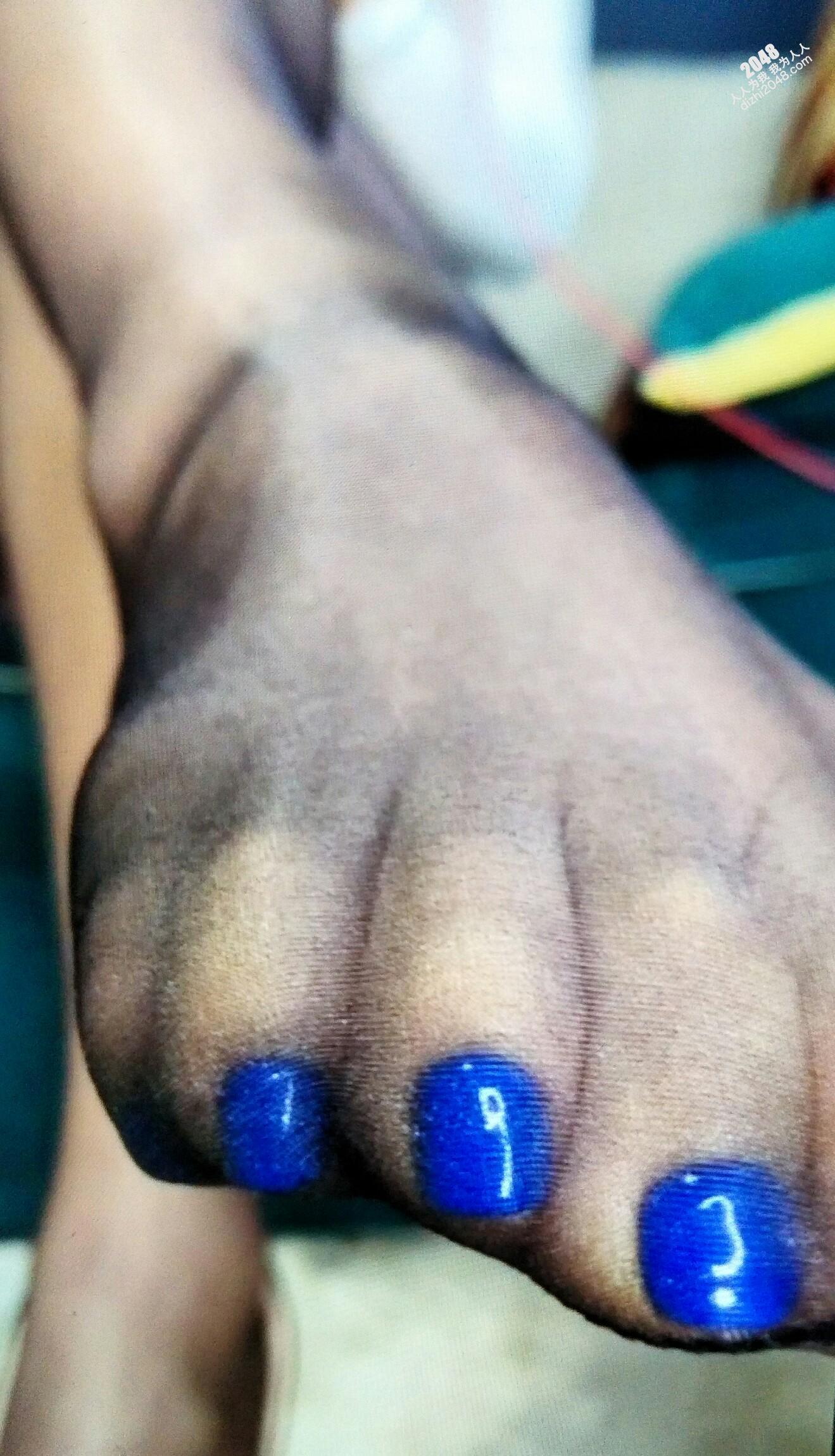 油亮黑丝透出蓝光脚甲