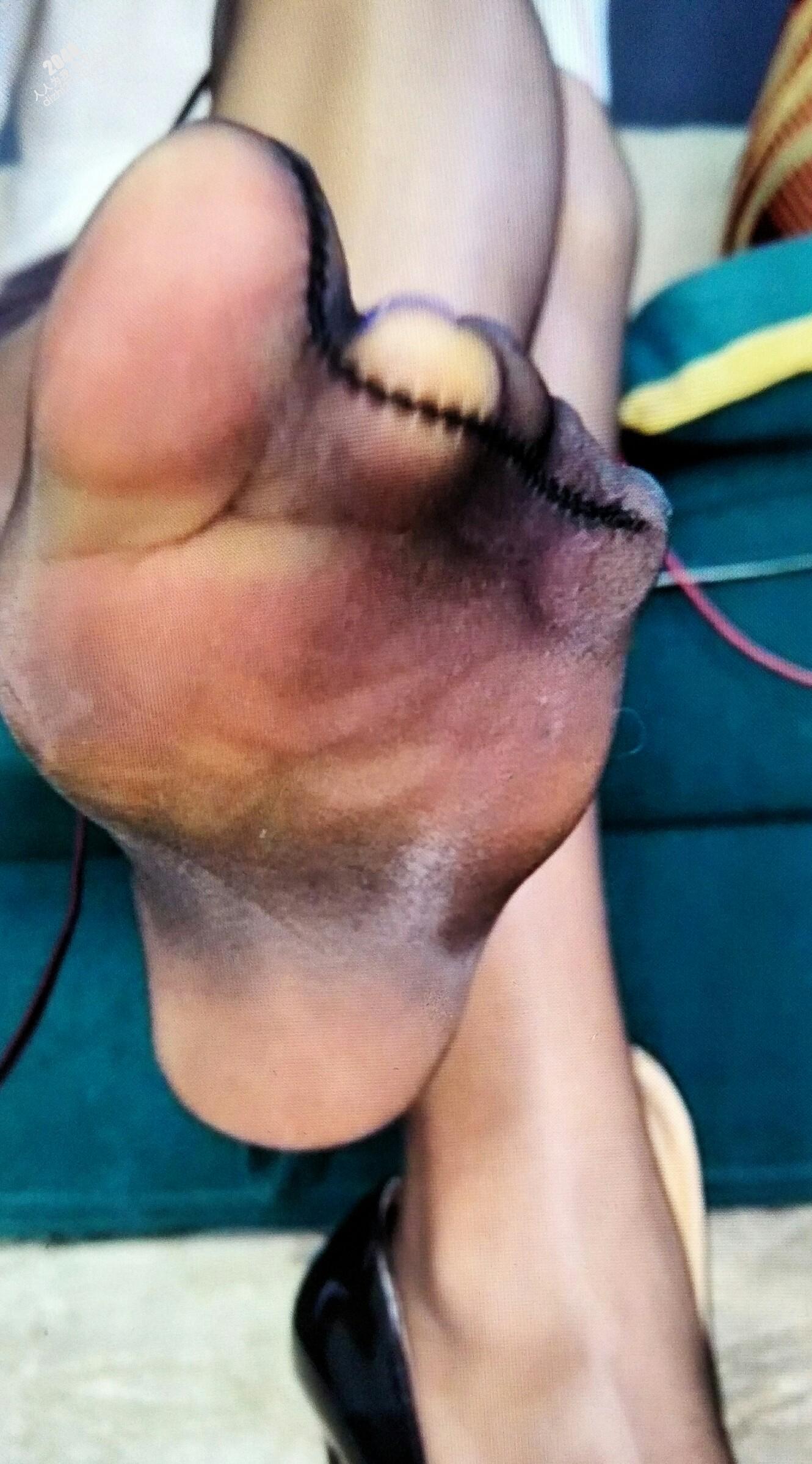 油亮黑丝透出蓝光脚甲