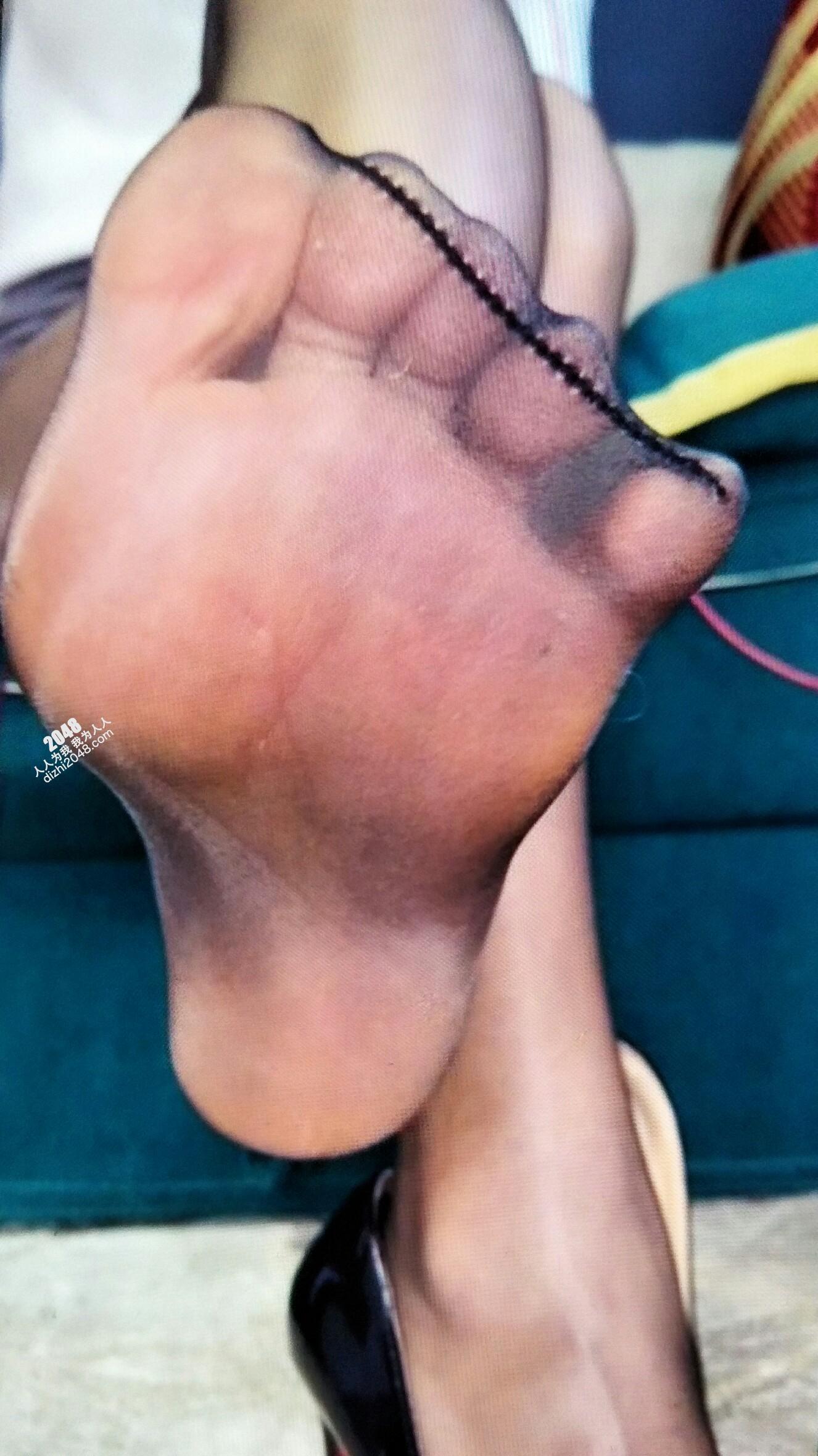 油亮黑丝透出蓝光脚甲