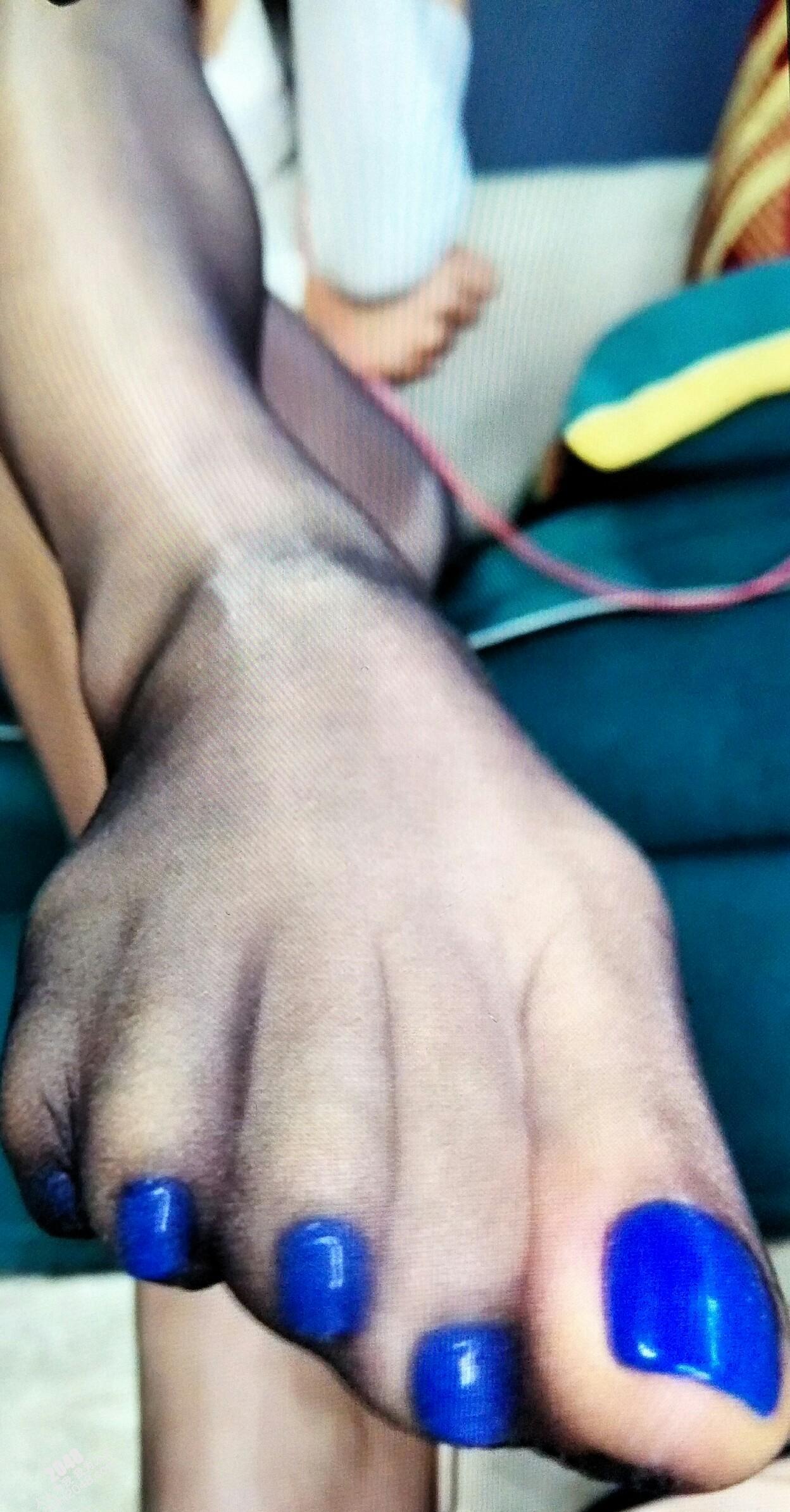 油亮黑丝透出蓝光脚甲