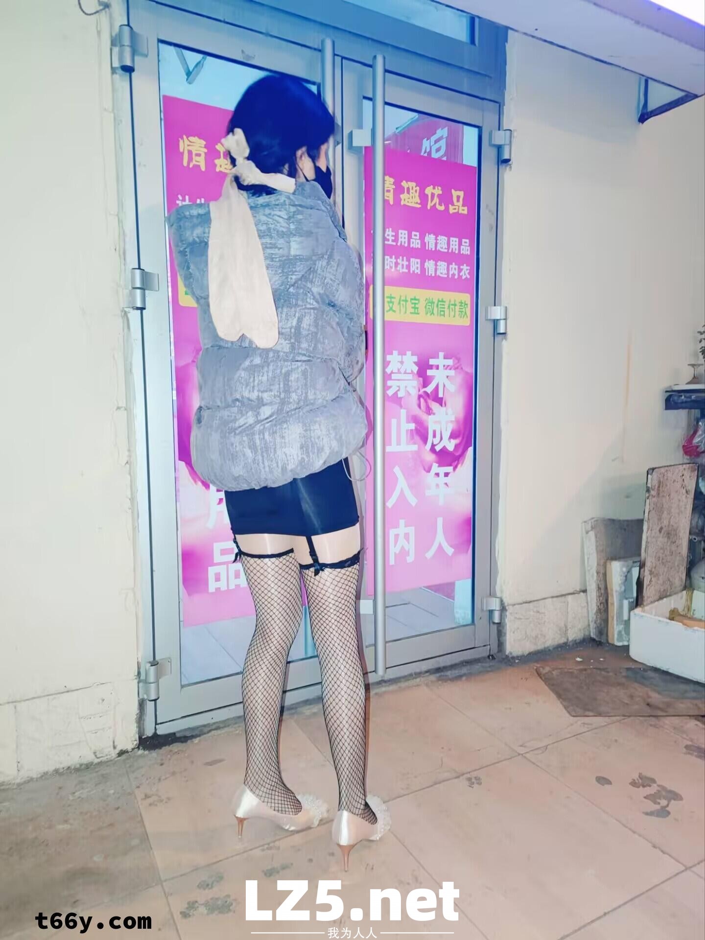 [原创申精]贫乳母狗表妹变婊妹，爱穿丝袜爱吃鸡，还喜欢露出，必须颜射奖励[22P]