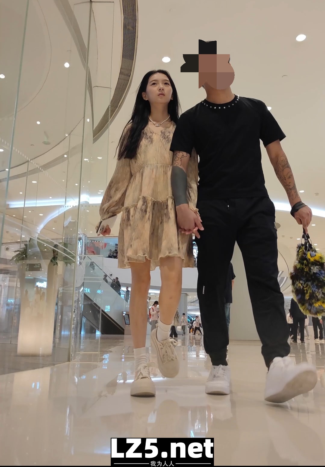 89男幫女友擋裙底但還是逃不過  (17P)