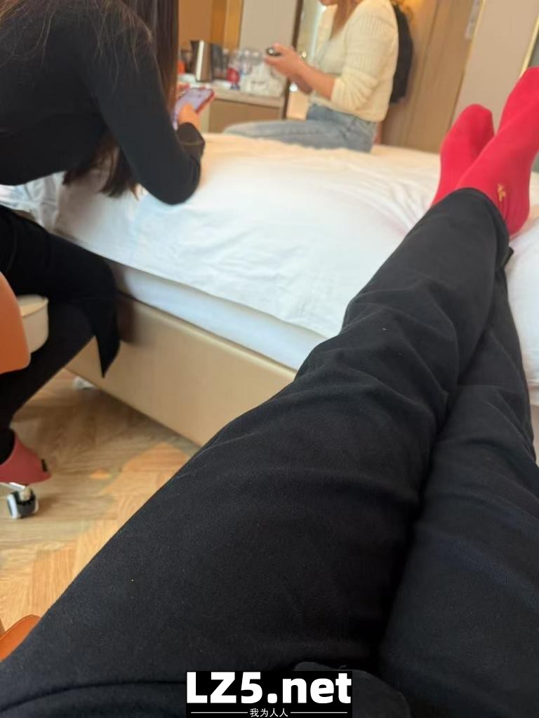 與兩條母狗的一次雙飛  (17P)
