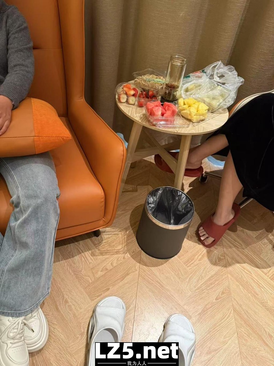 與兩條母狗的一次雙飛  (17P)