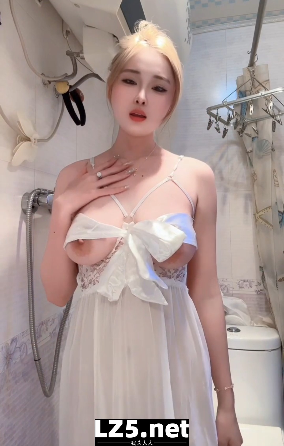奶妹一臉騷樣欠插入  (25P)