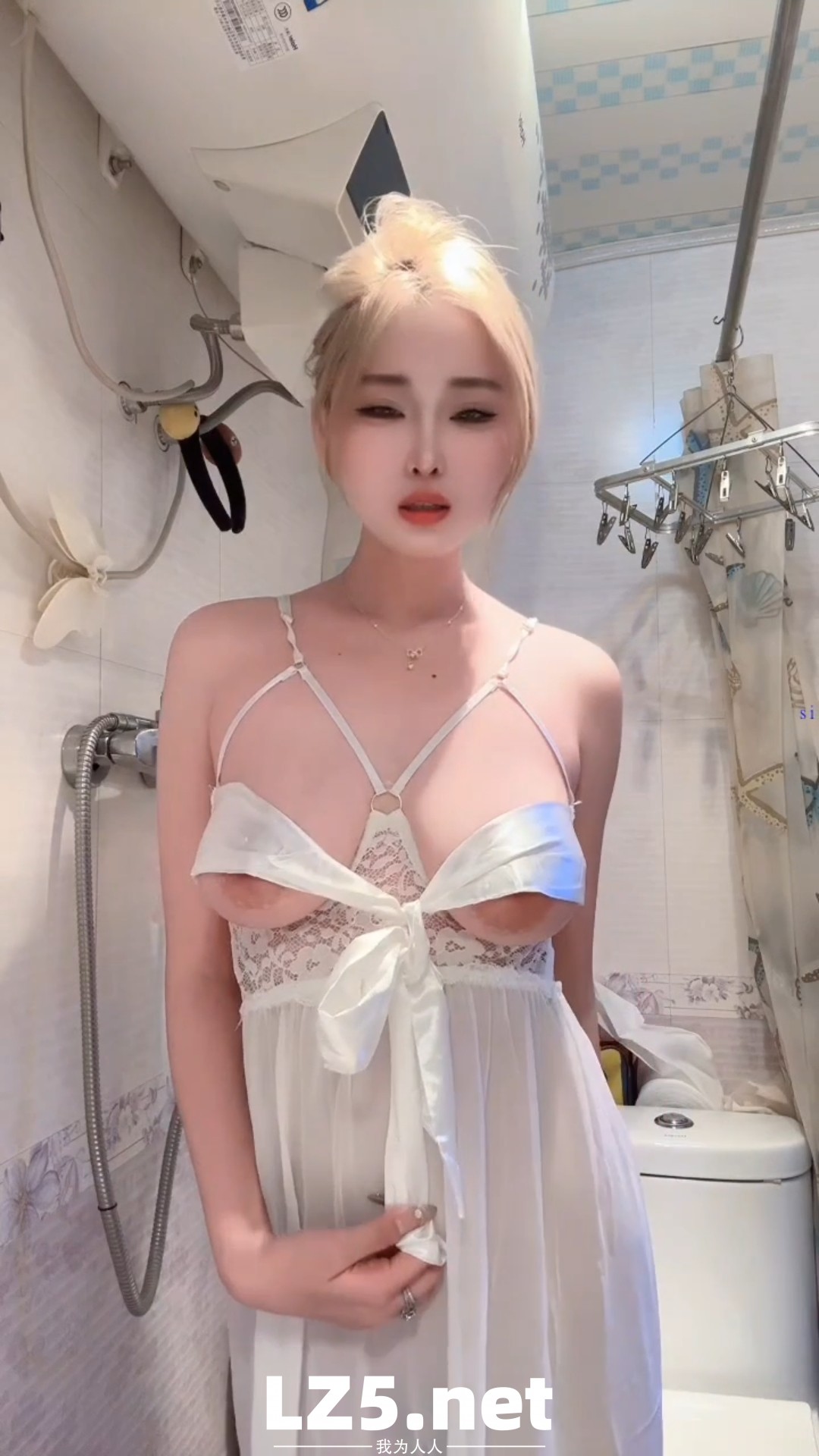 奶妹一臉騷樣欠插入  (25P)