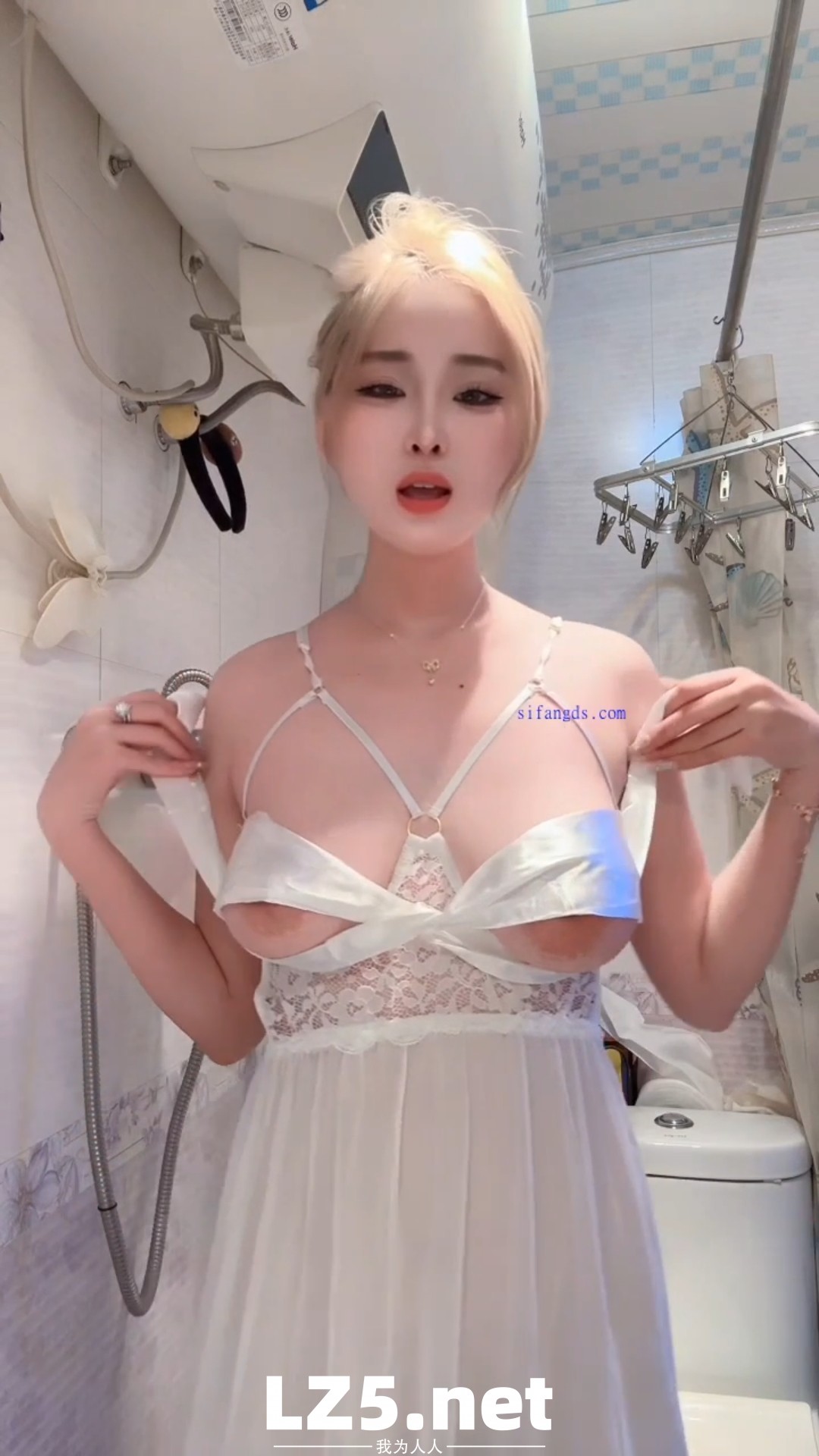 奶妹一臉騷樣欠插入  (25P)