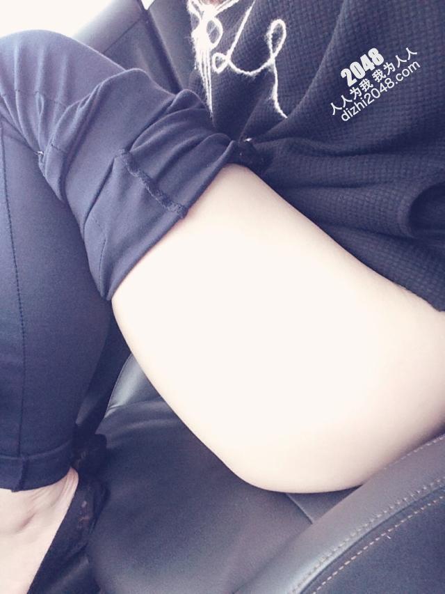 【19P】自拍饥渴的少妇母狗系列：车里可以裸体么？答案是肯定的