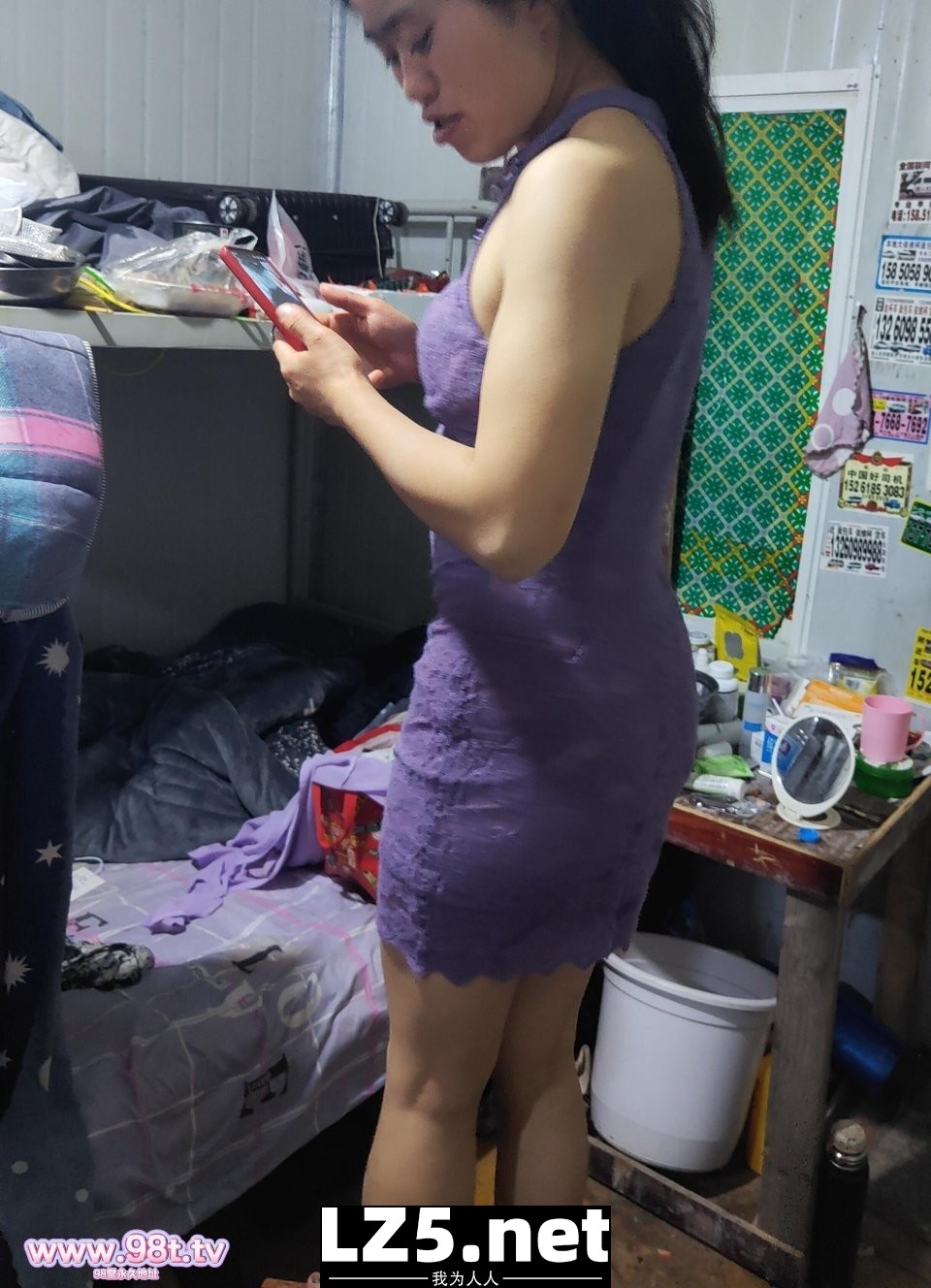 没有一点隔音的工棚里的爱.视频.微露脸［22P］