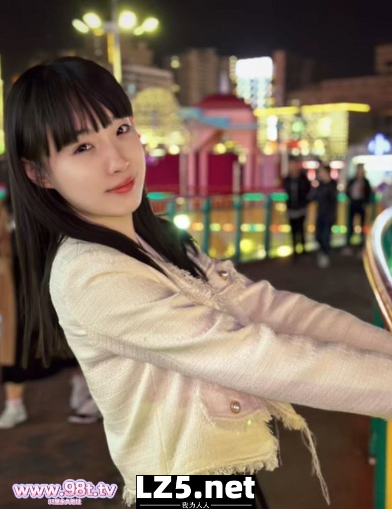 爱露出的小美女_[50P]