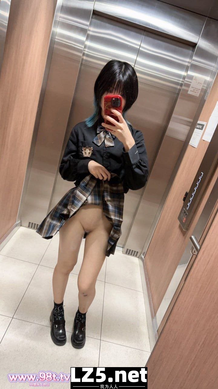 爱露出的小美女_[50P]